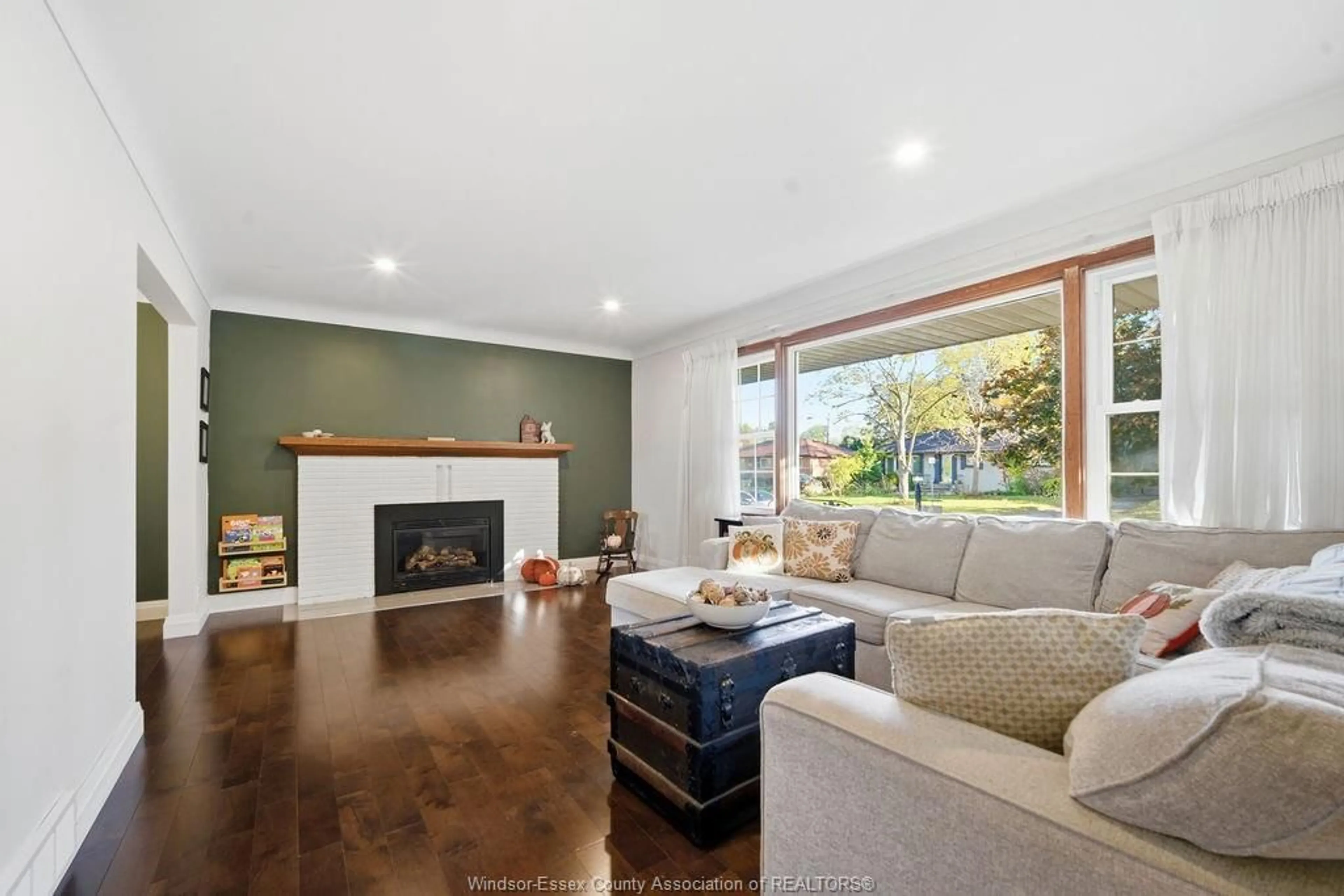 Living room with furniture, wood/laminate floor for 3097 AVONDALE Ave, Windsor Ontario N9E 1X4