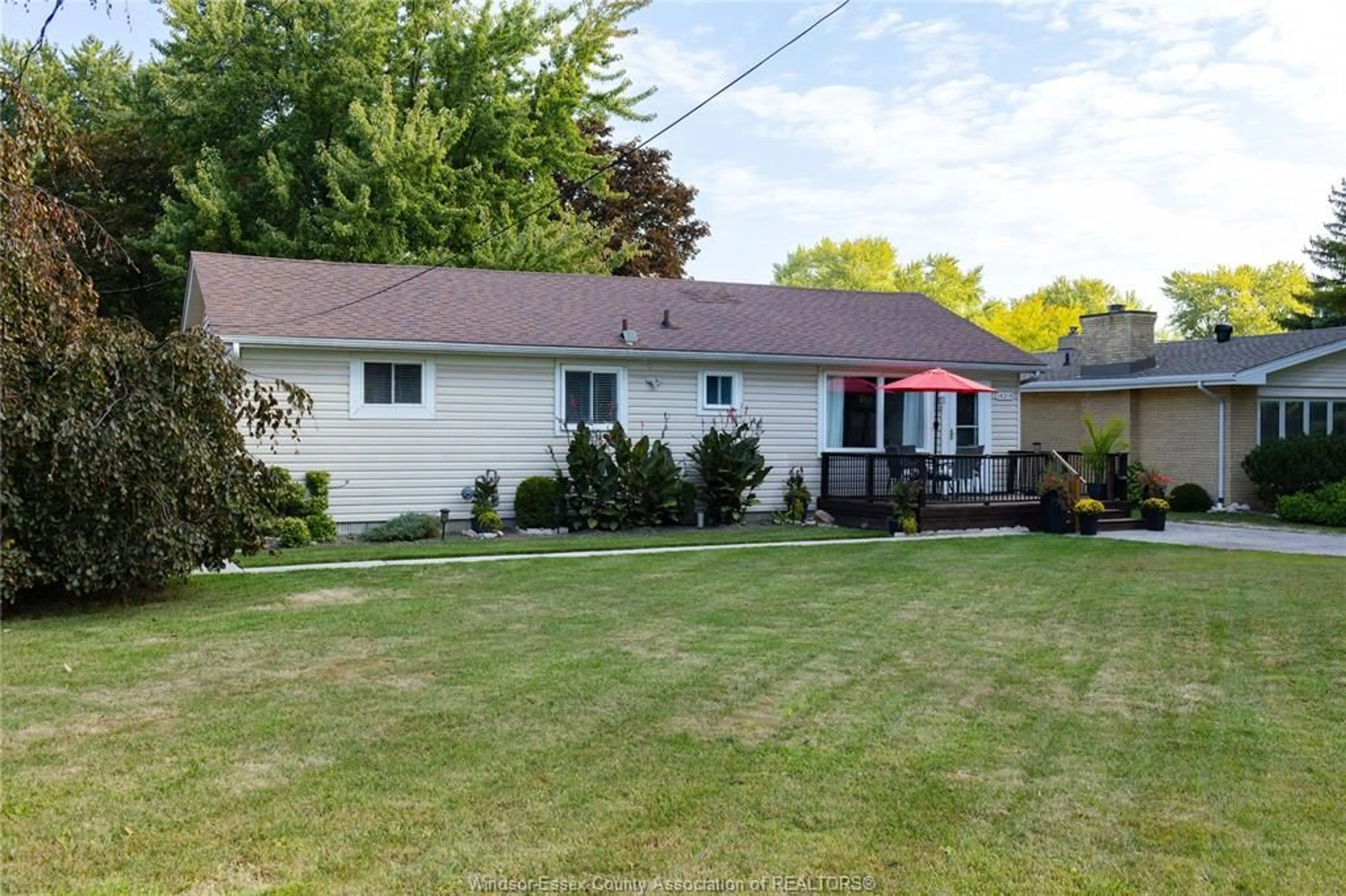 A pic from outside/outdoor area/front of a property/back of a property/a pic from drone, street for 14218 TECUMSEH, Tecumseh Ontario N8N 1M7