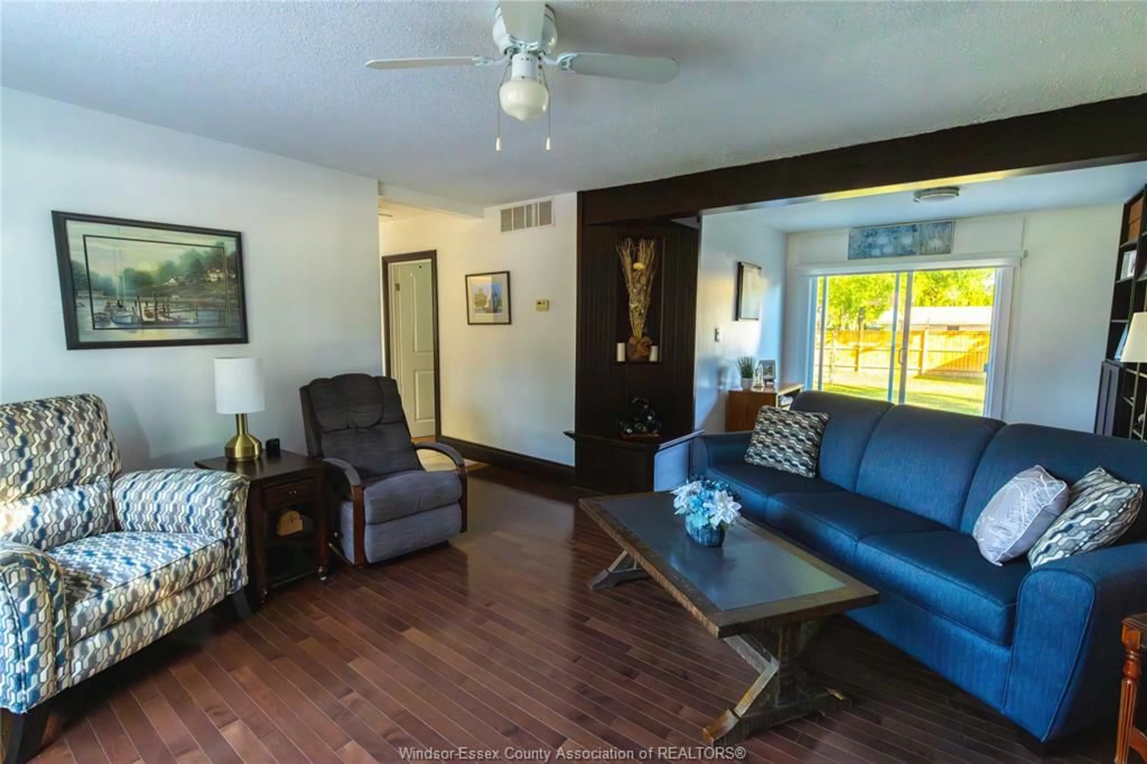 Living room with furniture, wood/laminate floor for 14218 TECUMSEH, Tecumseh Ontario N8N 1M7