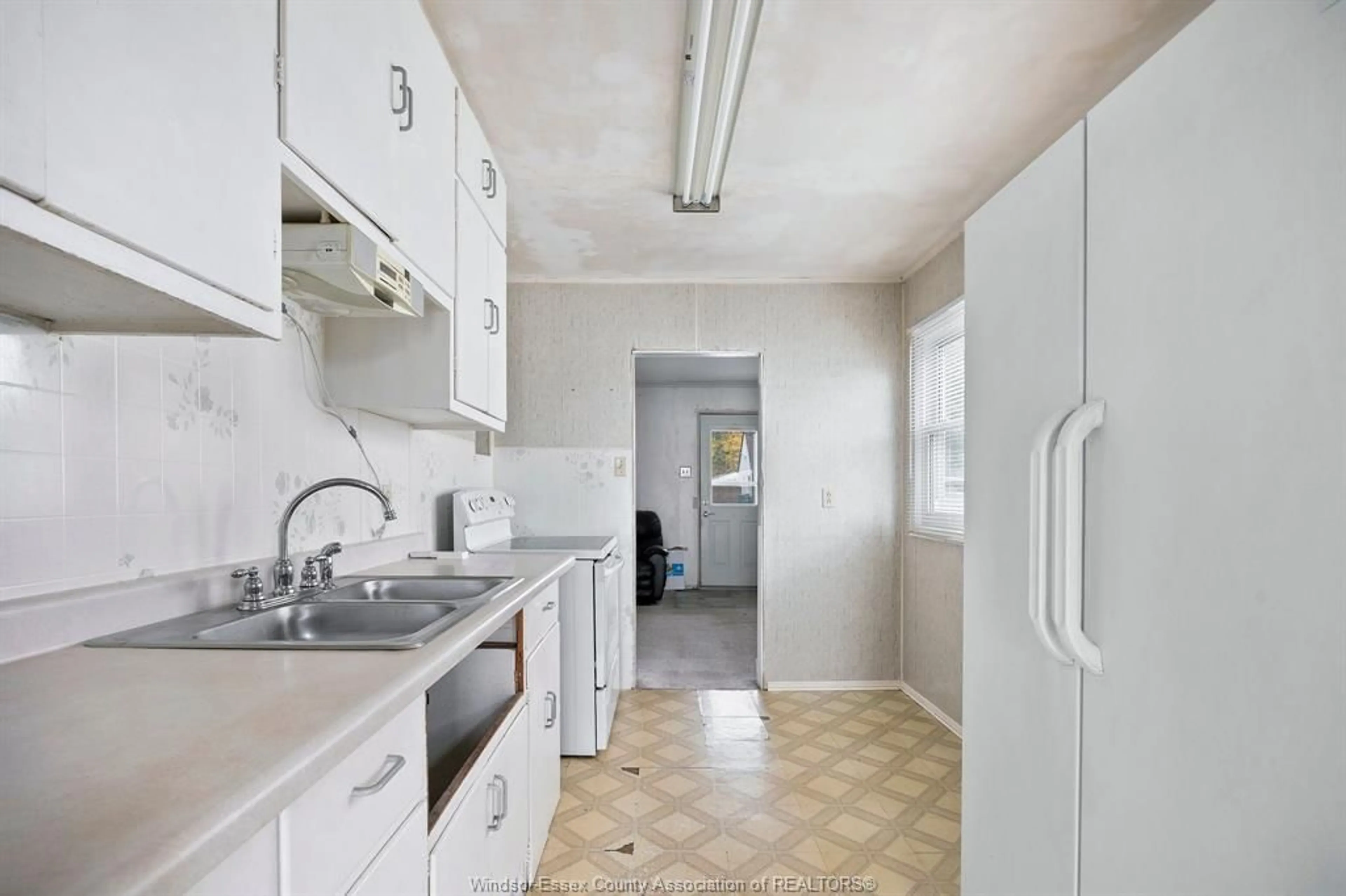 Standard kitchen, ceramic/tile floor for 1146 Partington, Windsor Ontario N9B 2P4