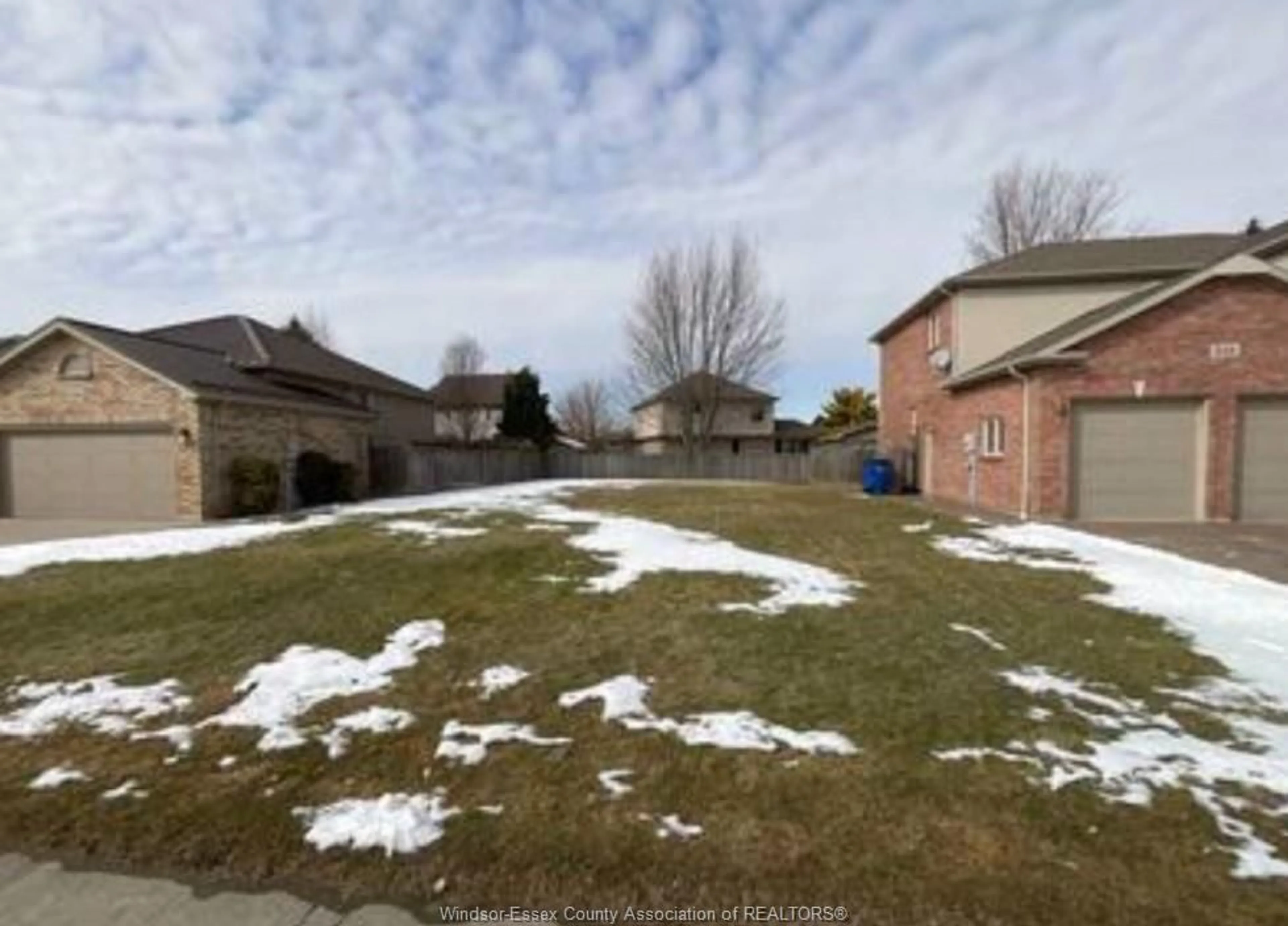 A pic from outside/outdoor area/front of a property/back of a property/a pic from drone, street for 239 VALLEY Rd, Chatham Ontario N7L 5K9