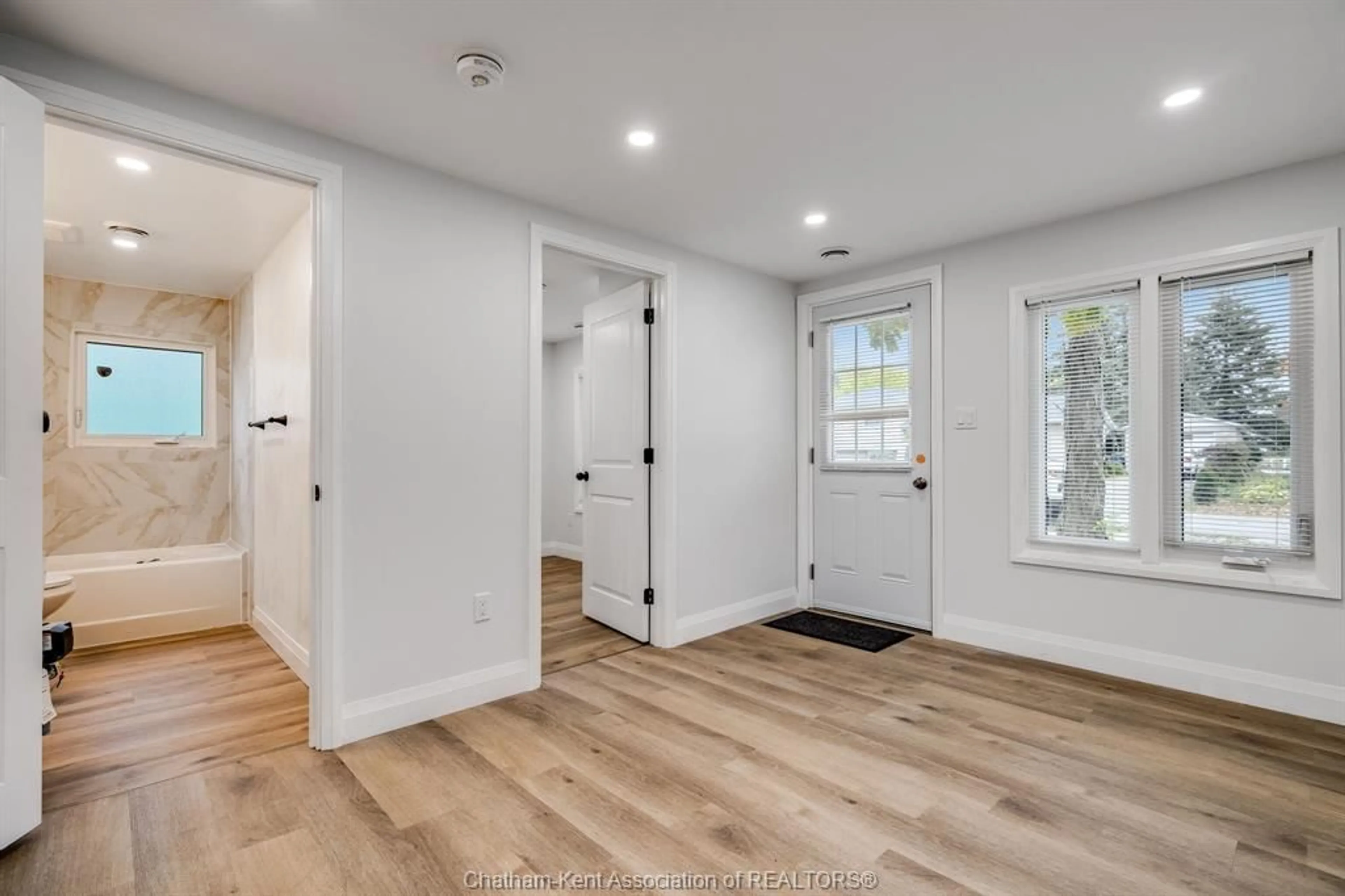 Indoor entryway for 503 Emily St, Wallaceburg Ontario N8A 4K6