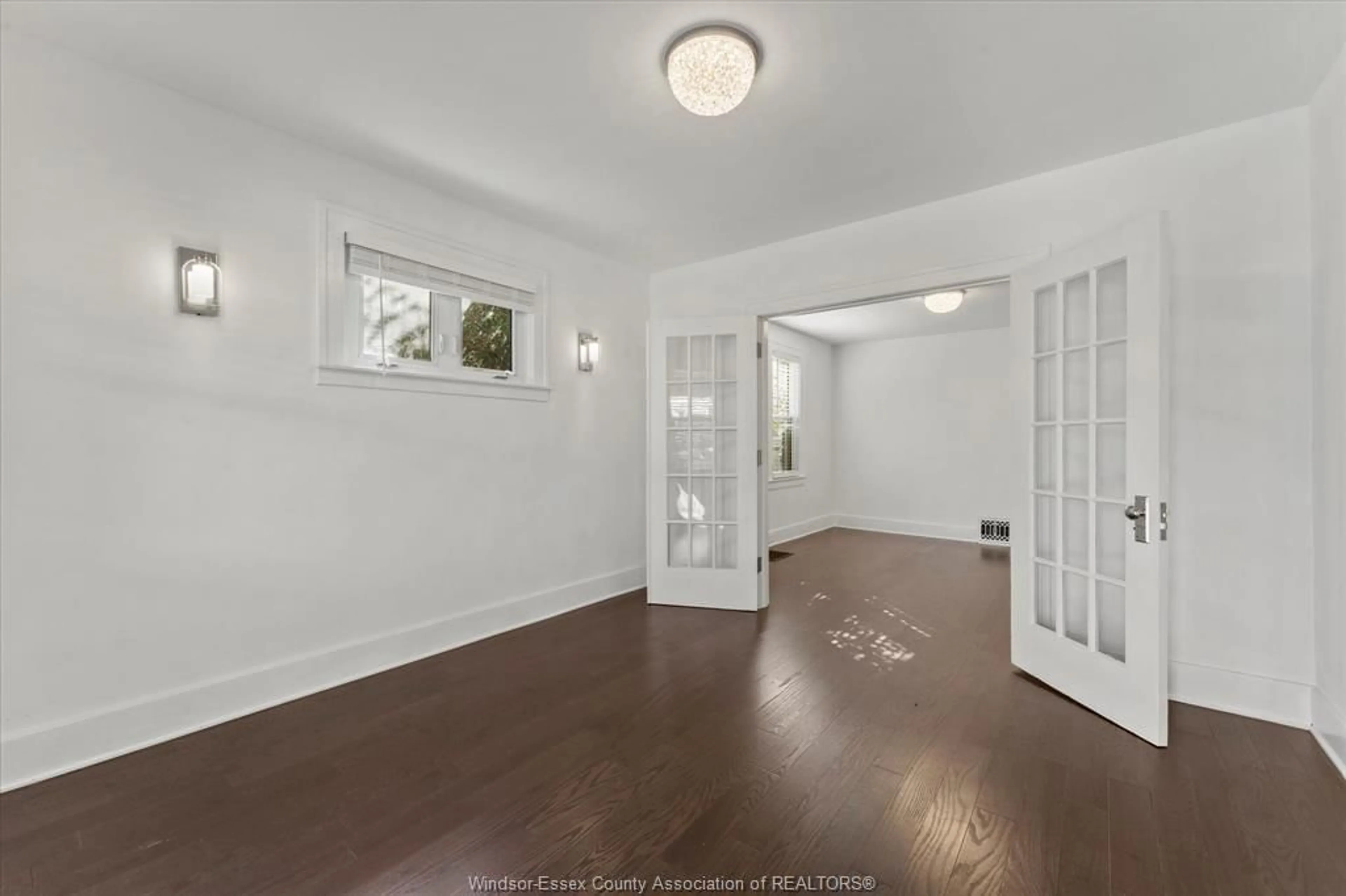Indoor entryway for 1479 PARENT Ave, Windsor Ontario N7X 4J6