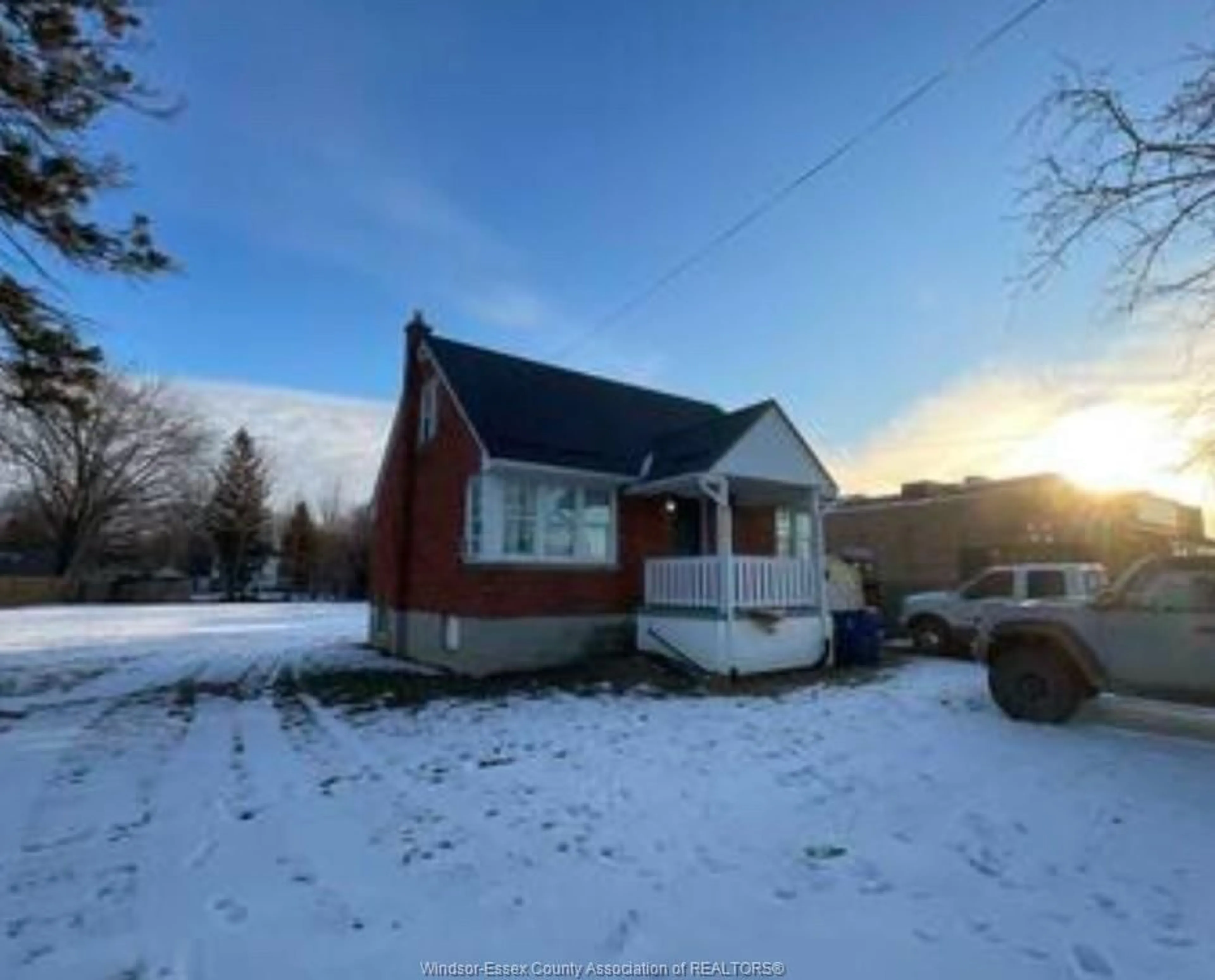 A pic from outside/outdoor area/front of a property/back of a property/a pic from drone, building for 469 ST. CLAIR St, Chatham Ontario N7L 3K6