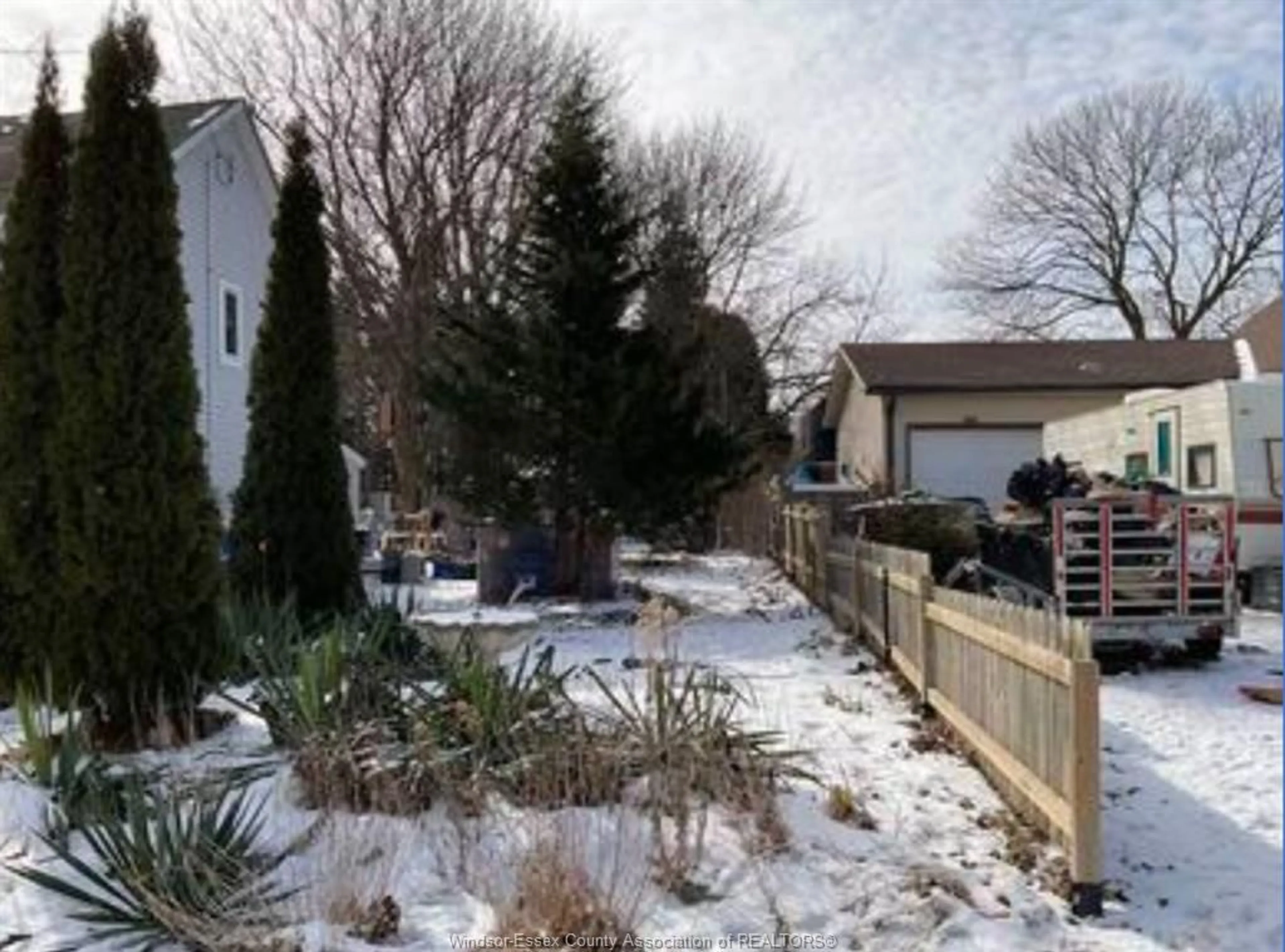 A pic from outside/outdoor area/front of a property/back of a property/a pic from drone, unknown for 90 WOODS St, Chatham Ontario N7L 3R2