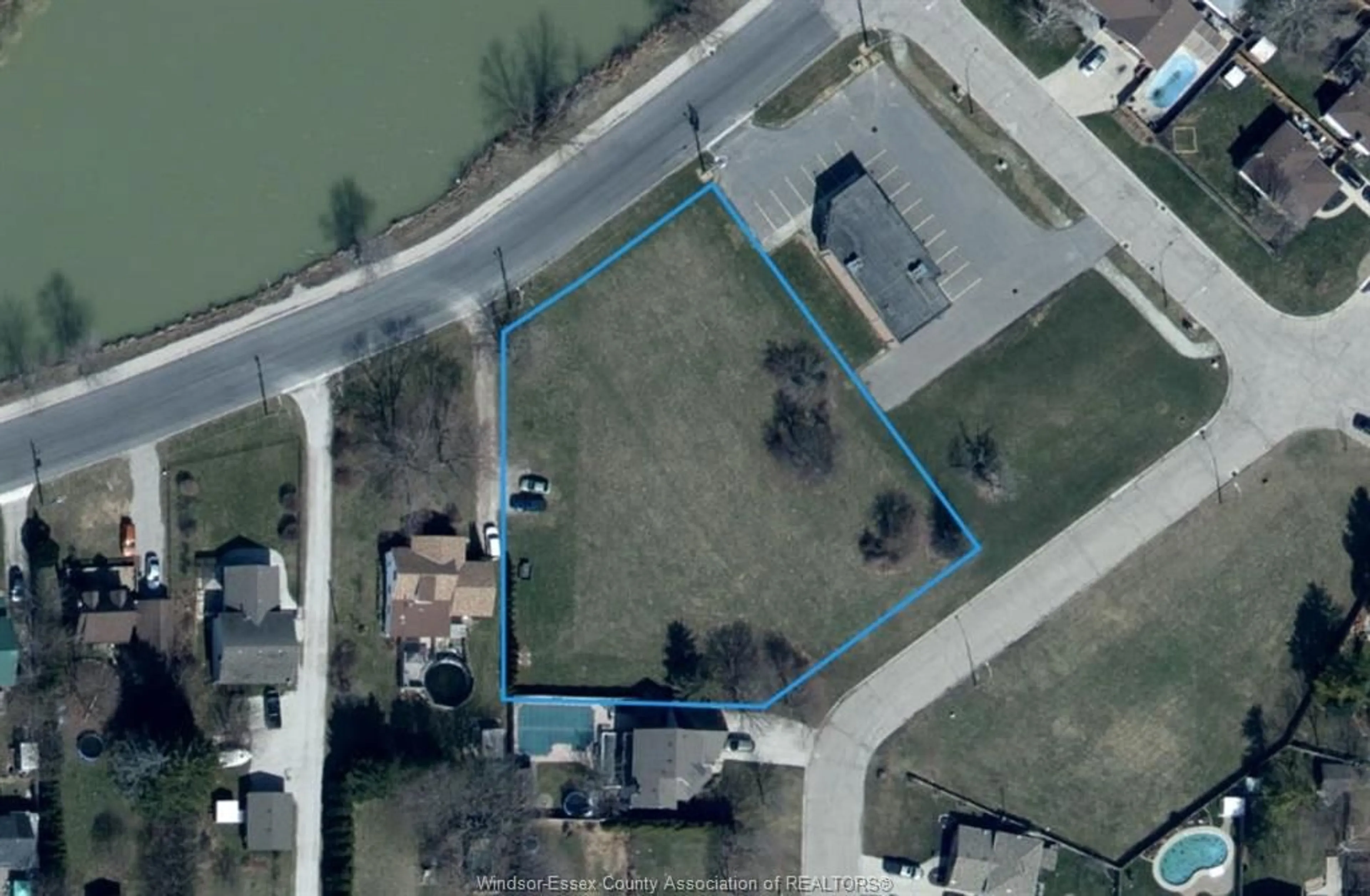 A pic from outside/outdoor area/front of a property/back of a property/a pic from drone, water/lake/river/ocean view for 842 WALLACE St, Wallaceburg Ontario N8A 4L3