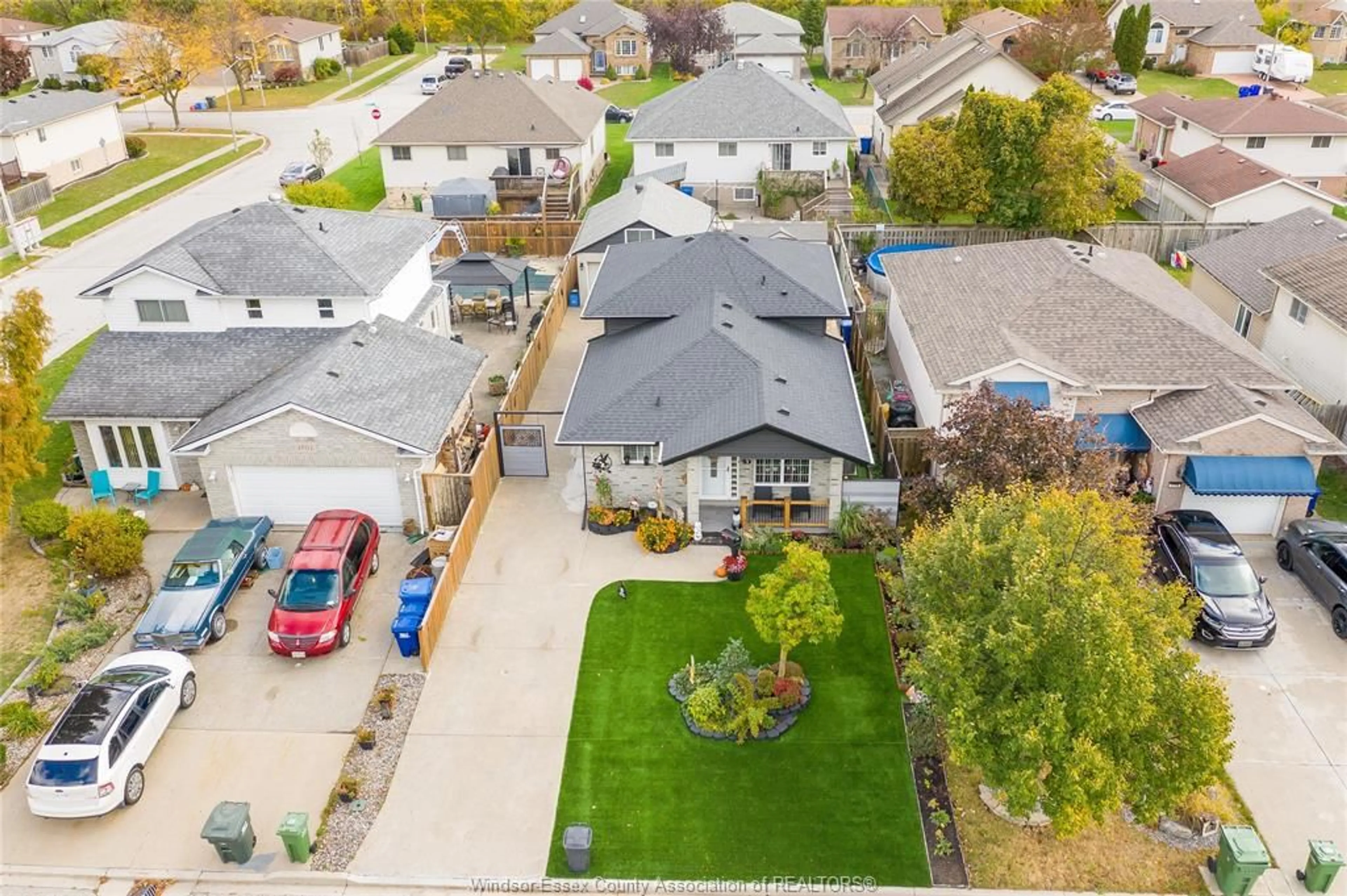 A pic from outside/outdoor area/front of a property/back of a property/a pic from drone, street for 2706 ROBERT Rd, Windsor Ontario N8W 5L9