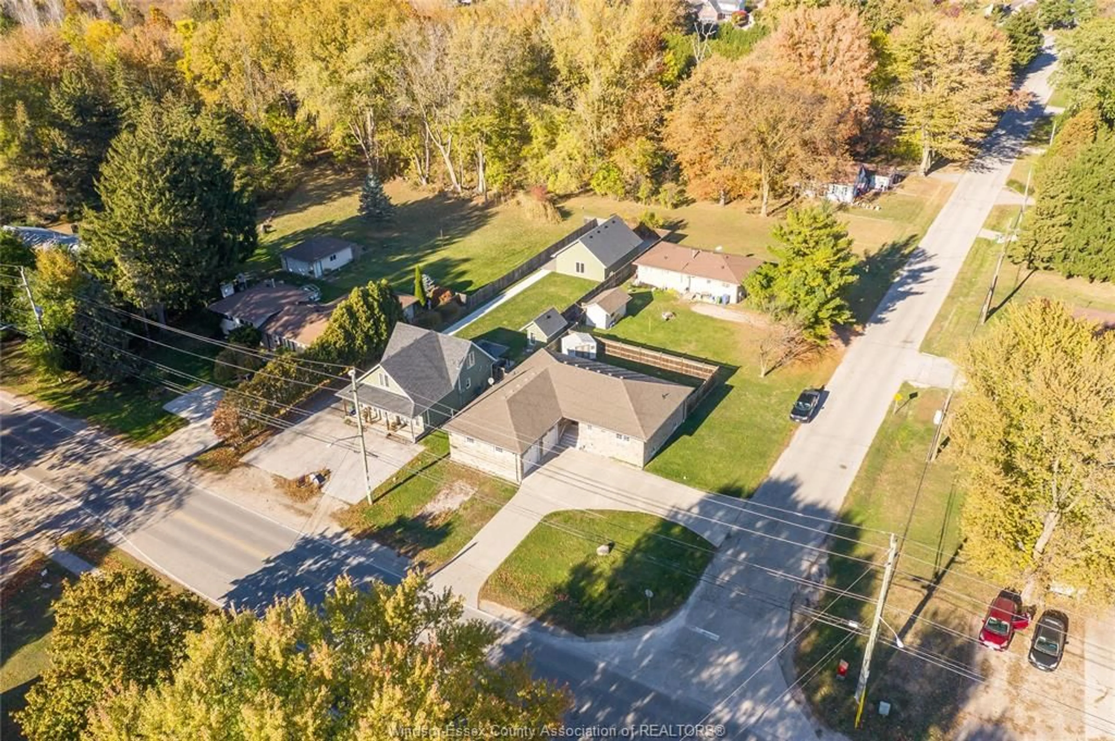 A pic from outside/outdoor area/front of a property/back of a property/a pic from drone, street for 1540 SPRUCEWOOD Ave, LaSalle Ontario N9J 1X4