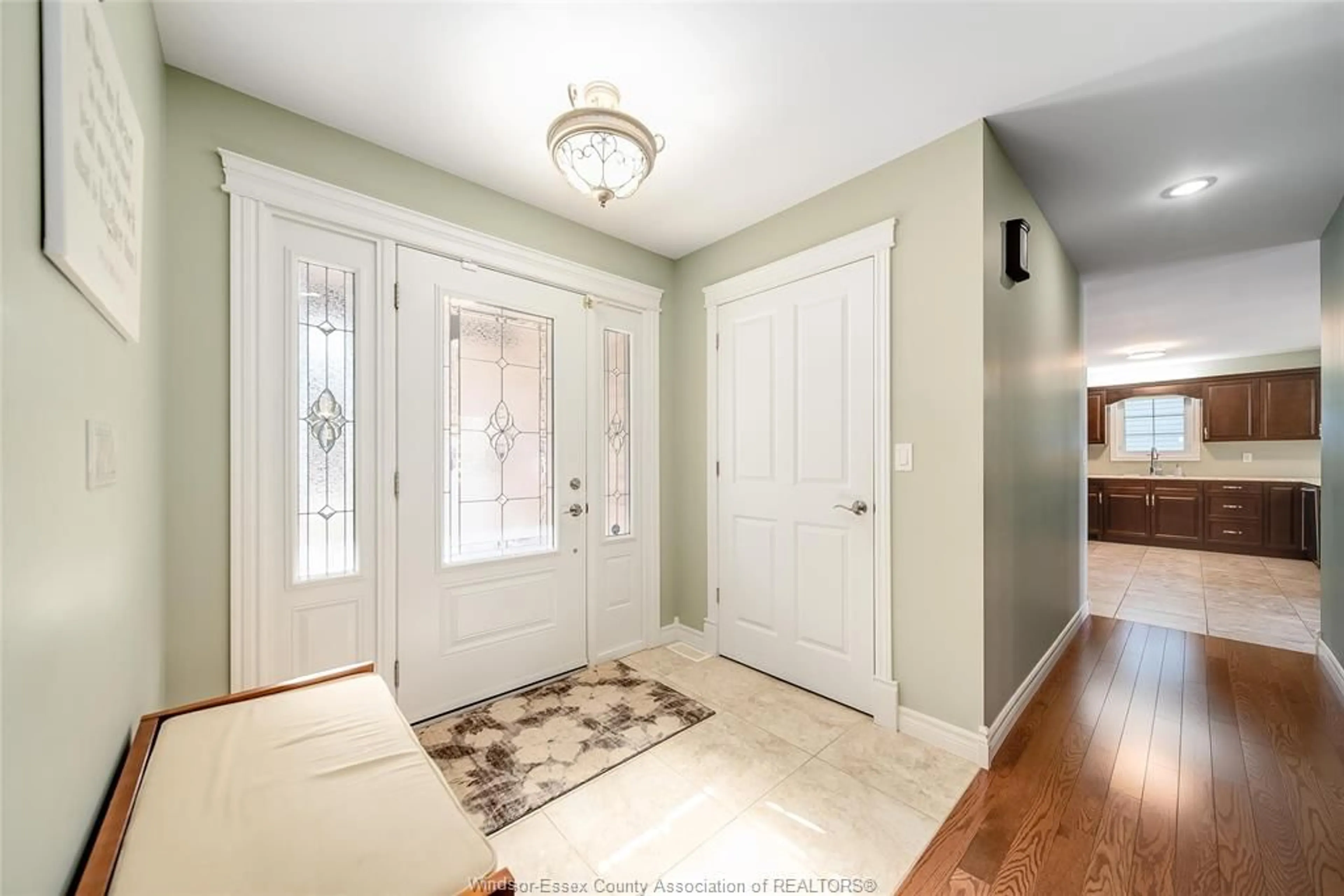 Indoor entryway for 1540 SPRUCEWOOD Ave, LaSalle Ontario N9J 1X4