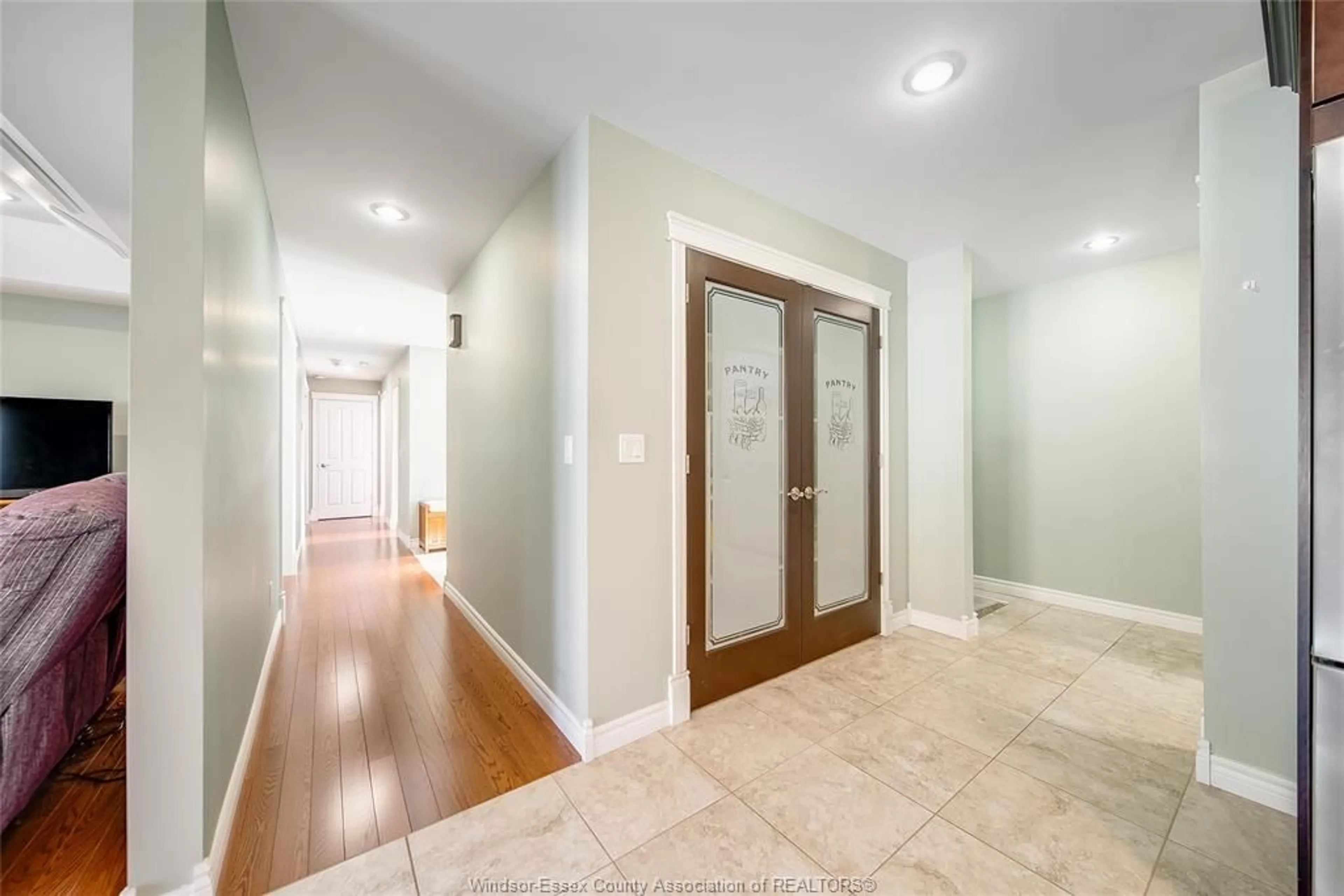 Indoor foyer for 1540 SPRUCEWOOD Ave, LaSalle Ontario N9J 1X4
