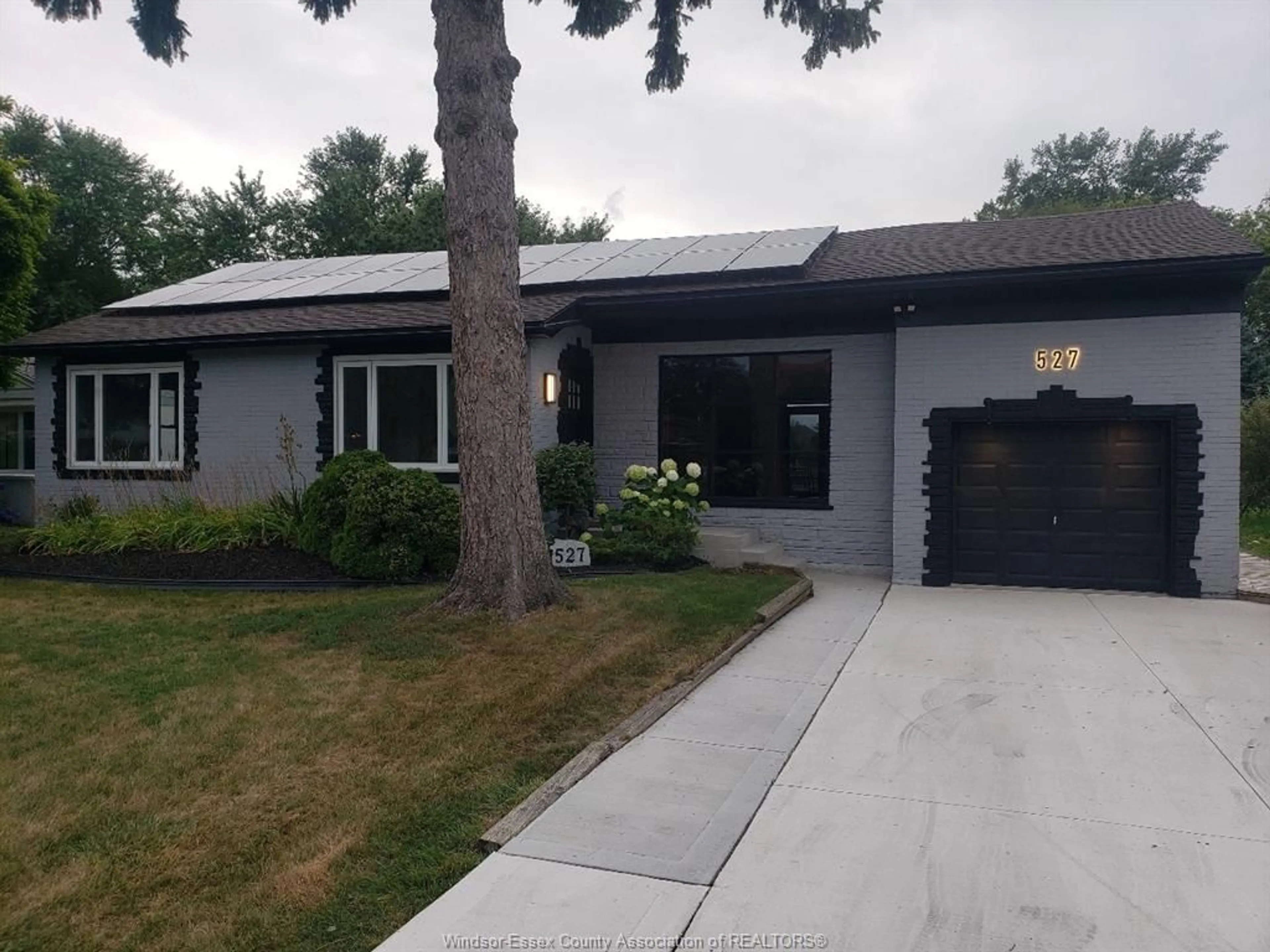 Home with vinyl exterior material, street for 527 Jarvis Ave, Windsor Ontario N8P 1C8