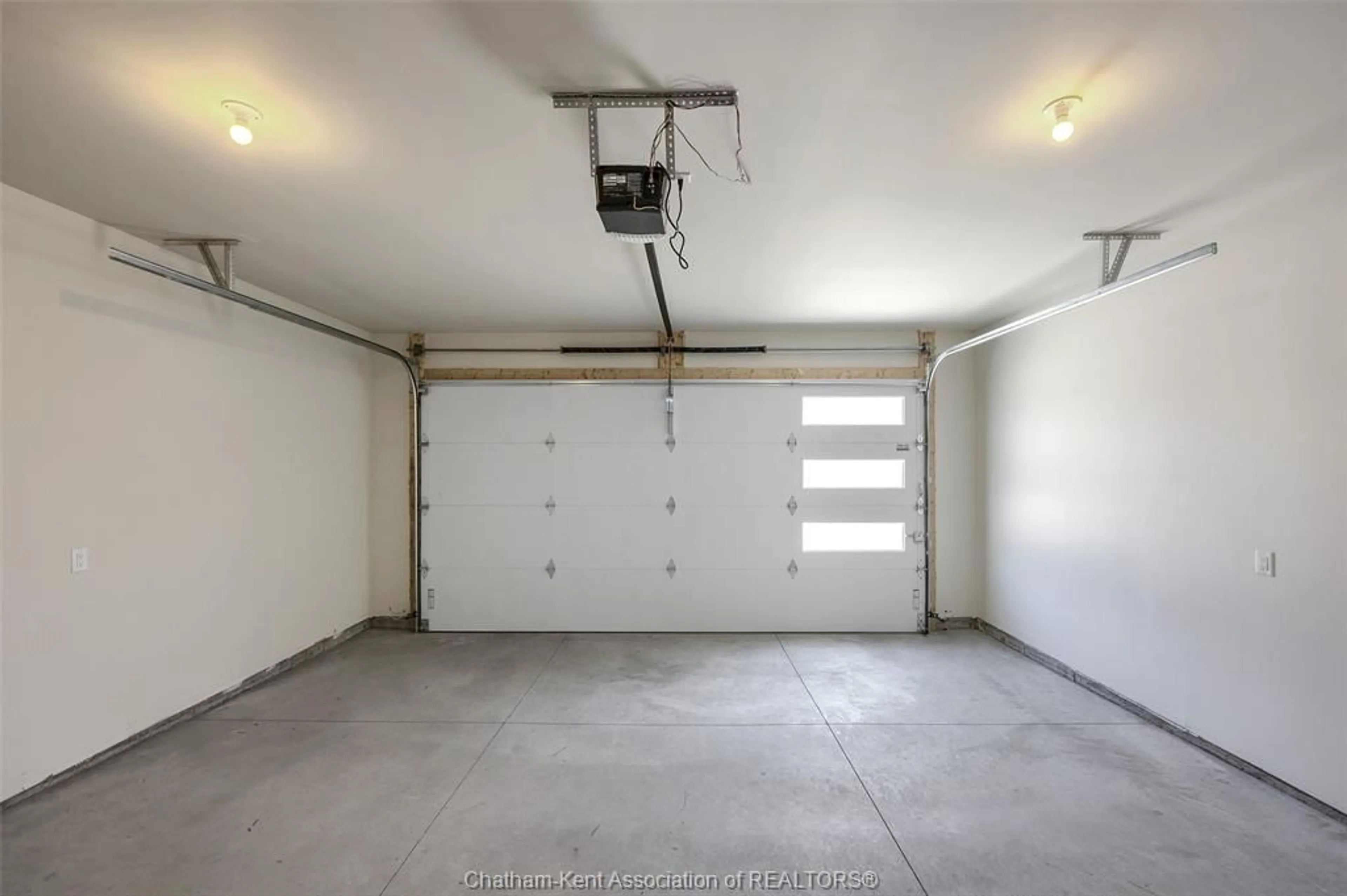 Indoor garage for 162 IRONWOOD Trail, Chatham Ontario N7M 0T3
