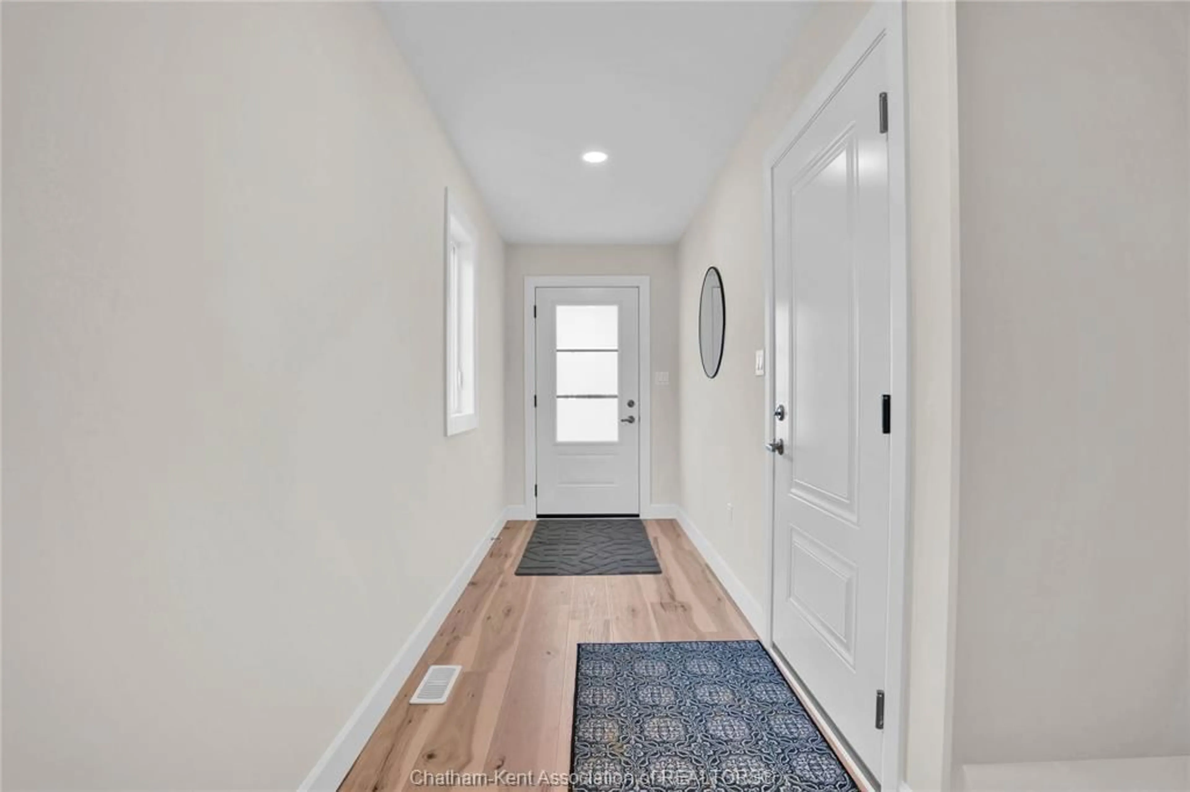 Indoor entryway for 166 IRONWOOD Trail, Chatham Ontario N7M 0T3