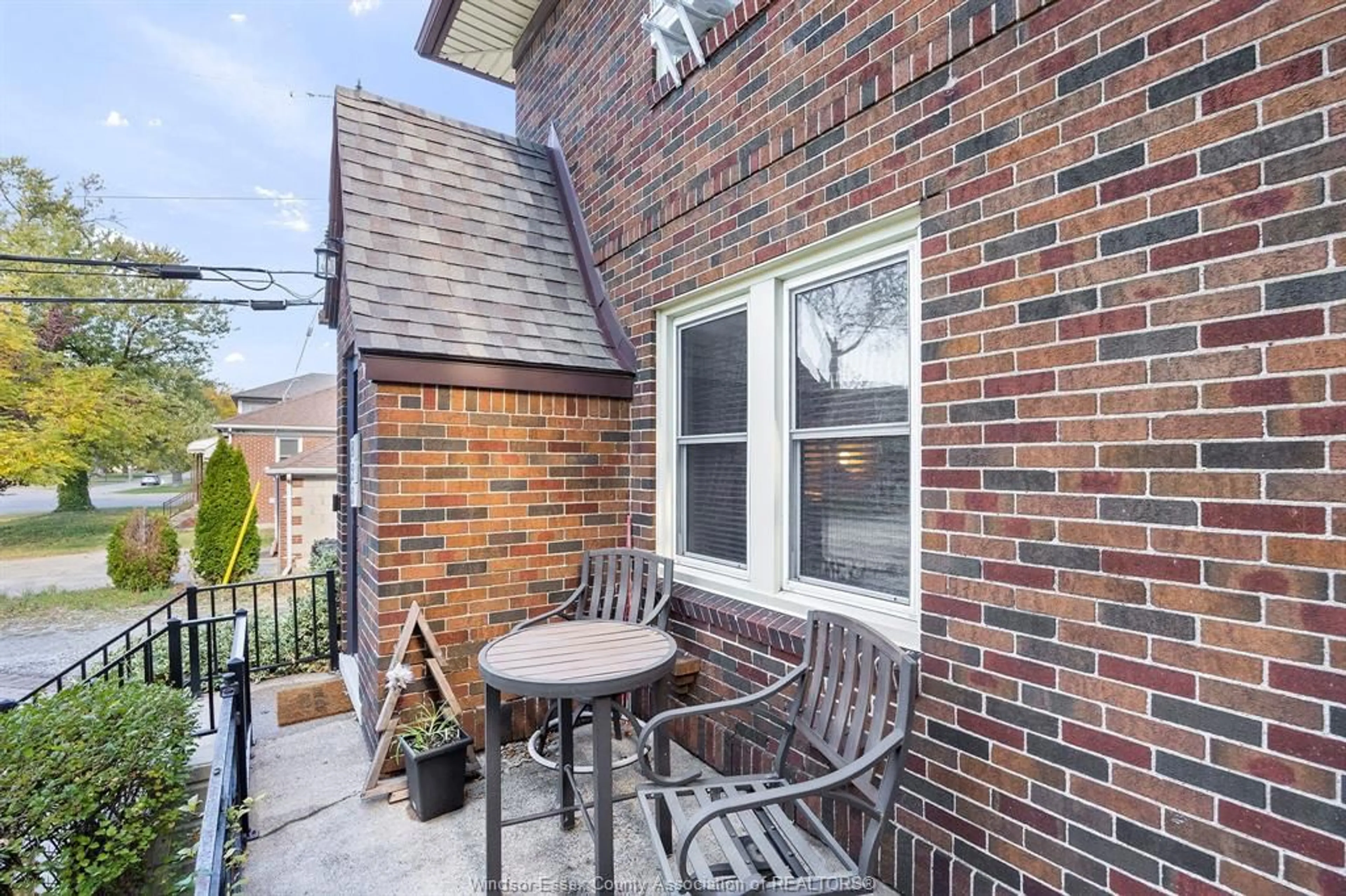 Patio, street for 822 FAIRVIEW Blvd, Windsor Ontario N8S 3E5