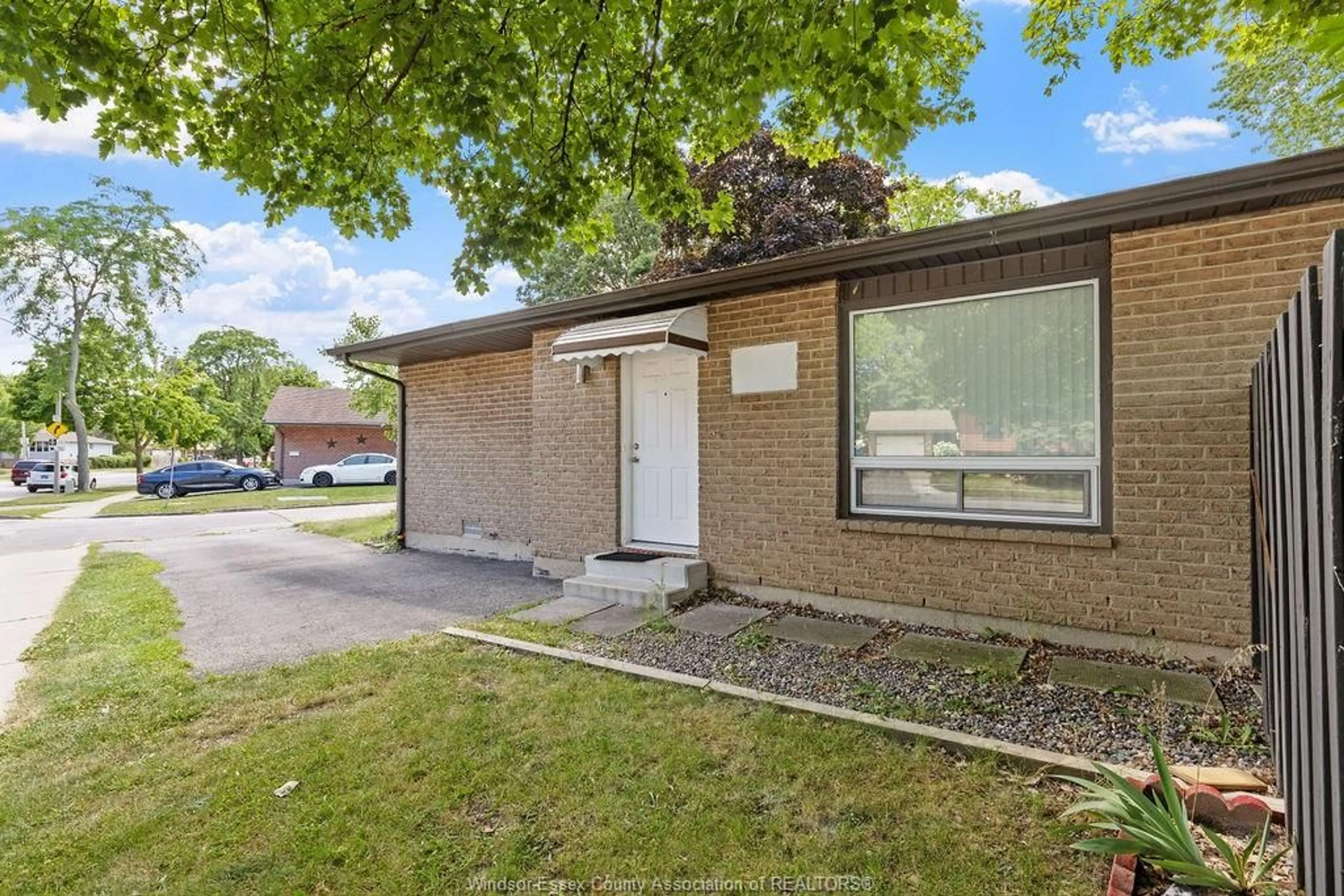 A pic from outside/outdoor area/front of a property/back of a property/a pic from drone, street for 9996 FOREST GLADE Crt, Windsor Ontario N8R 1W7