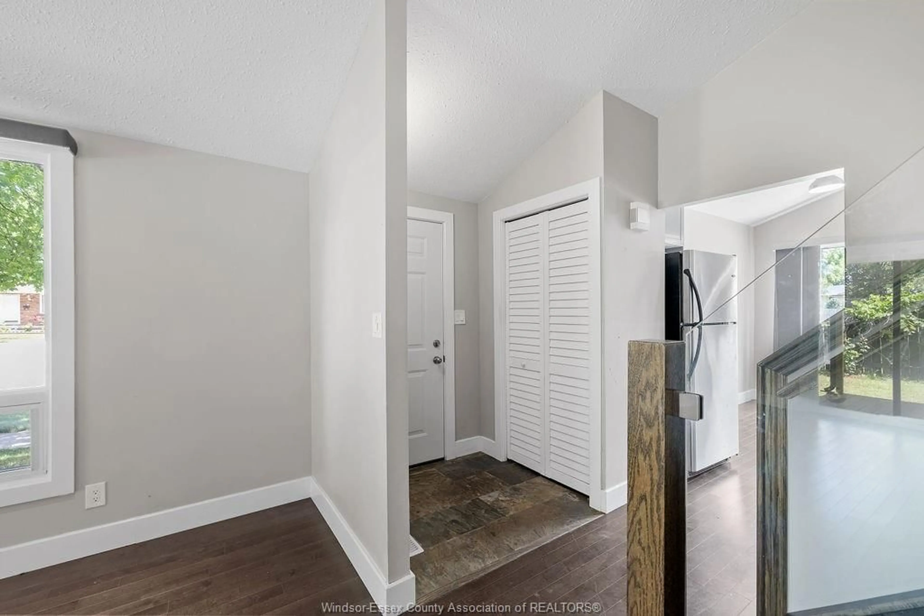 Indoor entryway for 9996 FOREST GLADE Crt, Windsor Ontario N8R 1W7