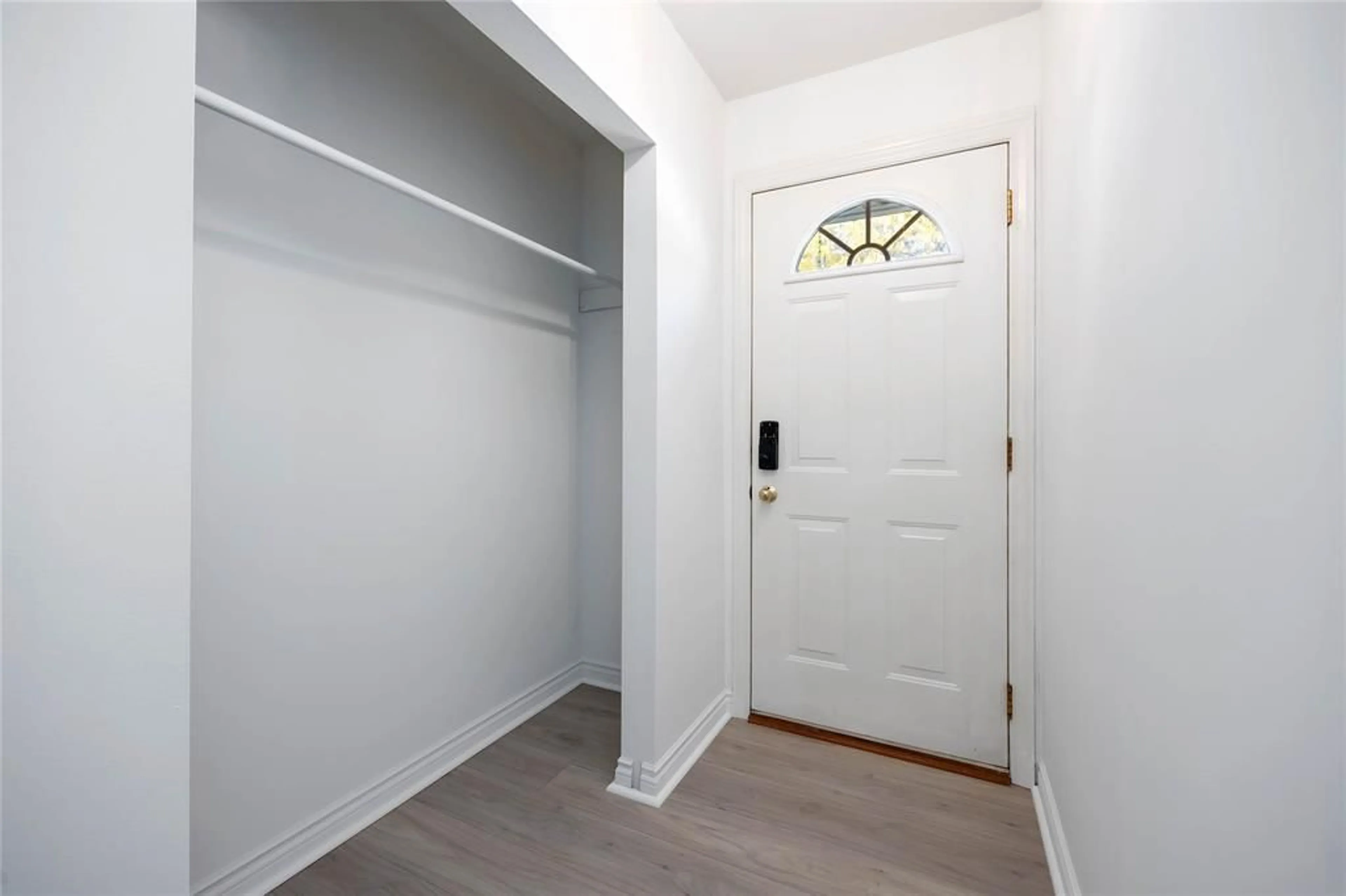 Indoor entryway for 1003 GERMAIN St, Sarnia Ontario N7S 1L9