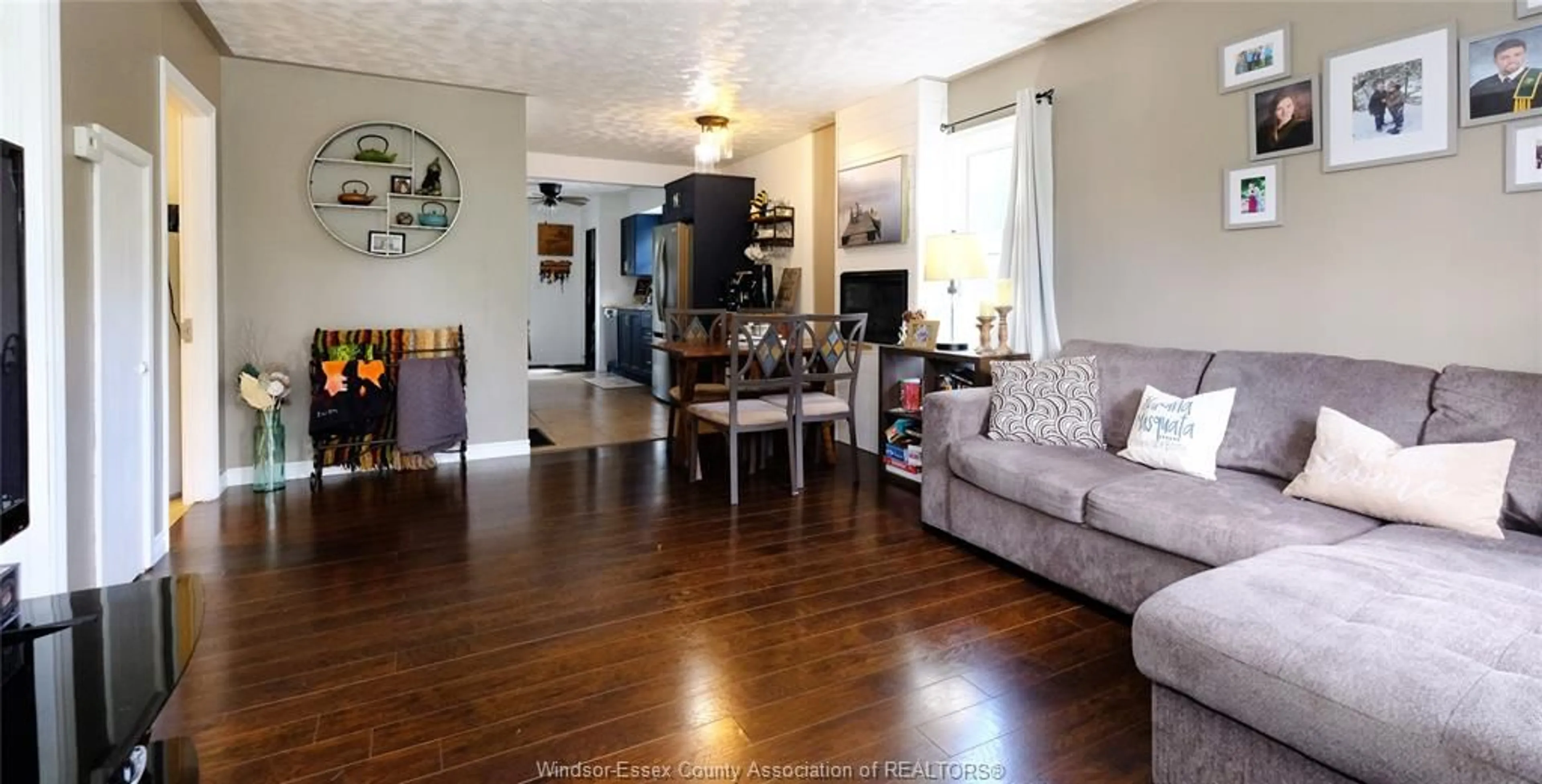 Living room with furniture, wood/laminate floor for 49 Delta, Harrow Ontario N0R 1G0