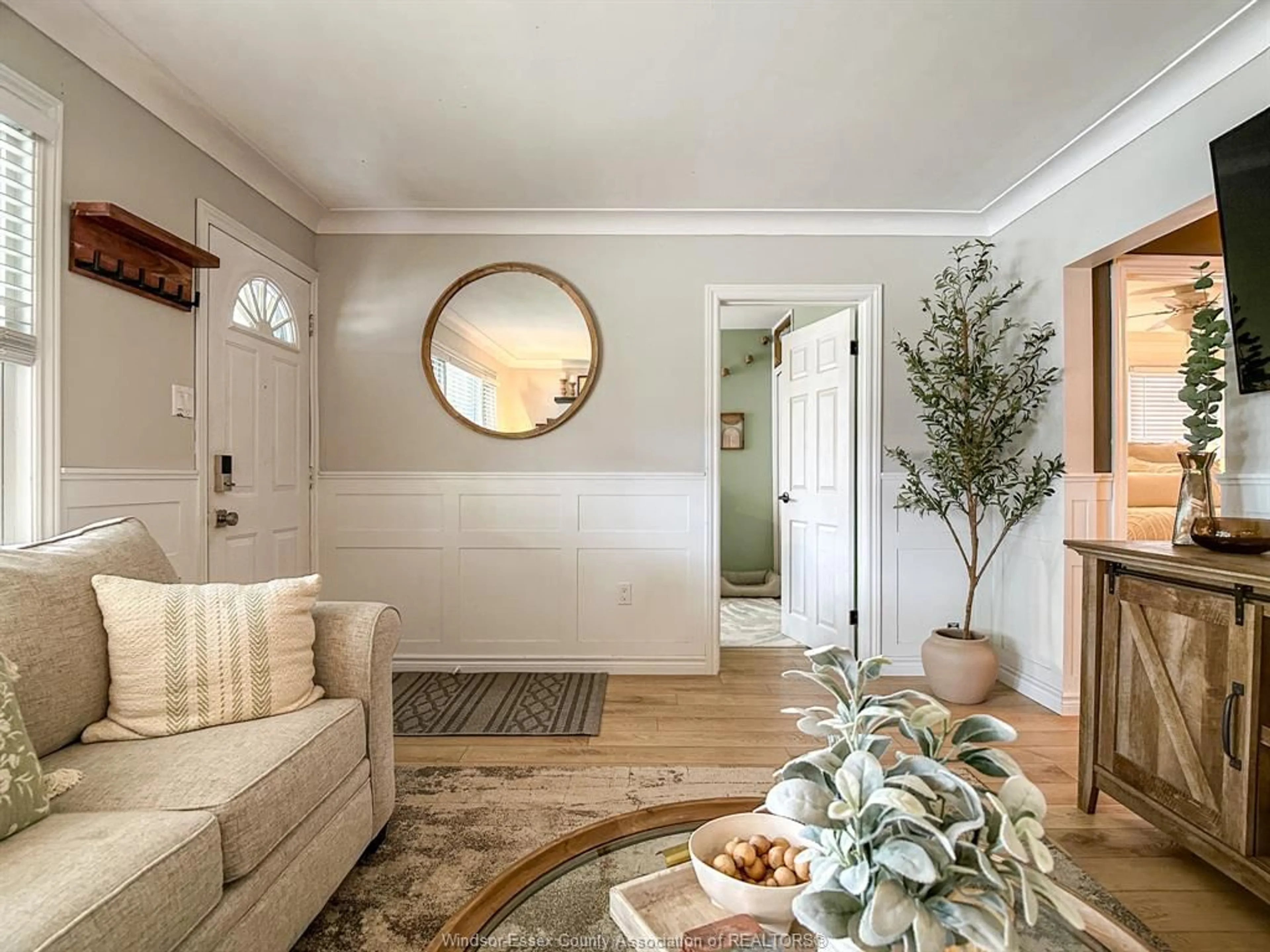 Indoor entryway for 1689 CENTRAL Ave, Windsor Ontario N8Y 3V9