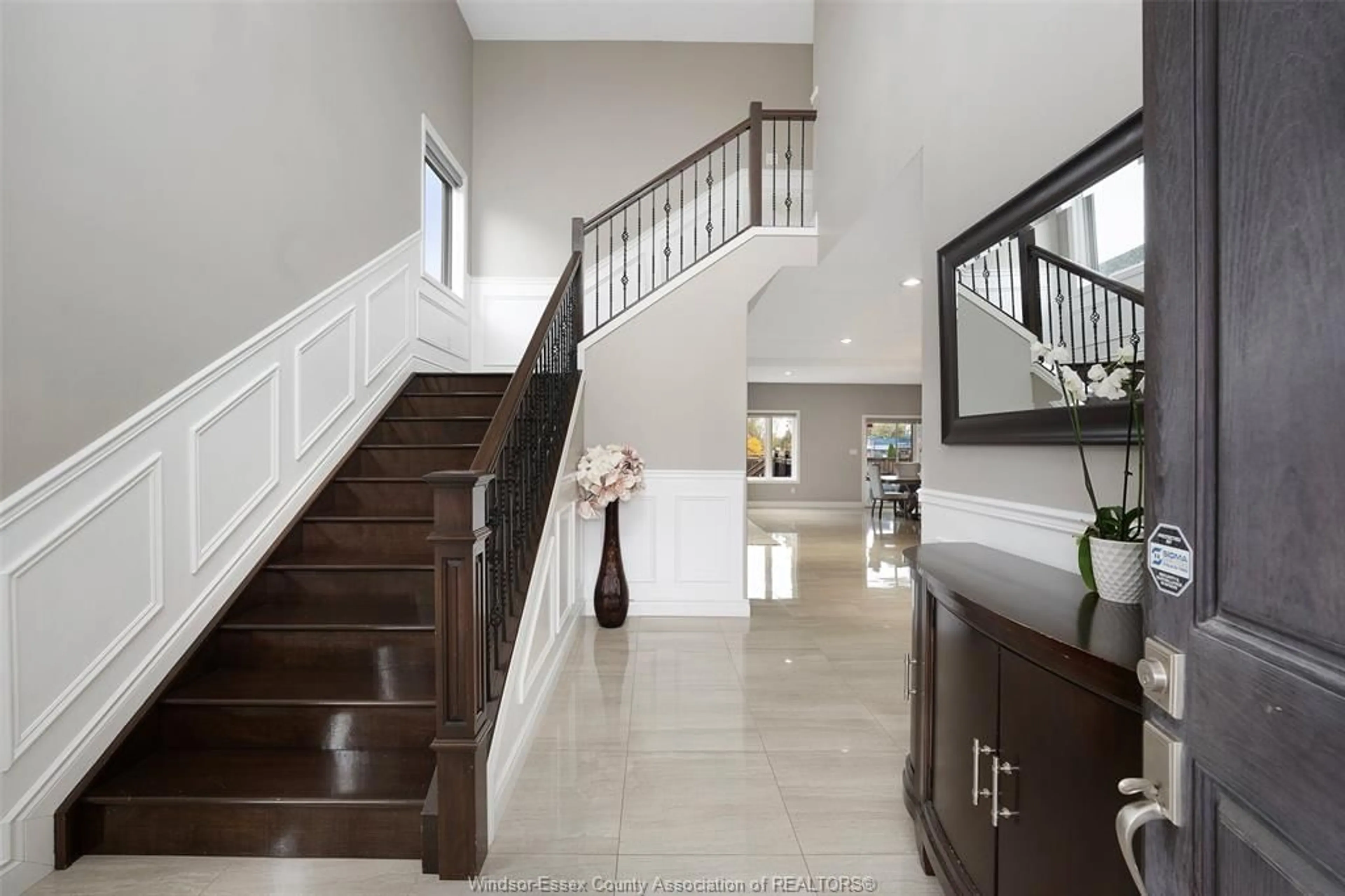 Indoor entryway for 2968 MCROBBIE Cres, Windsor Ontario N8R 0B1