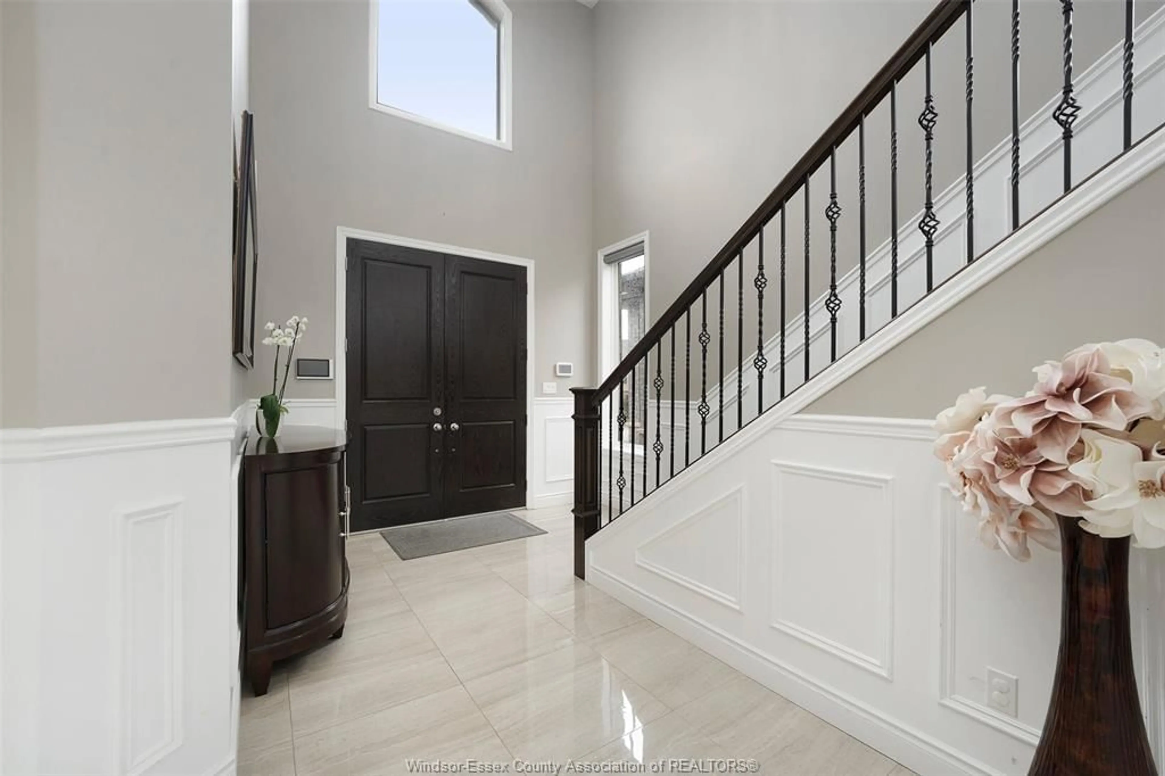 Indoor foyer for 2968 MCROBBIE Cres, Windsor Ontario N8R 0B1