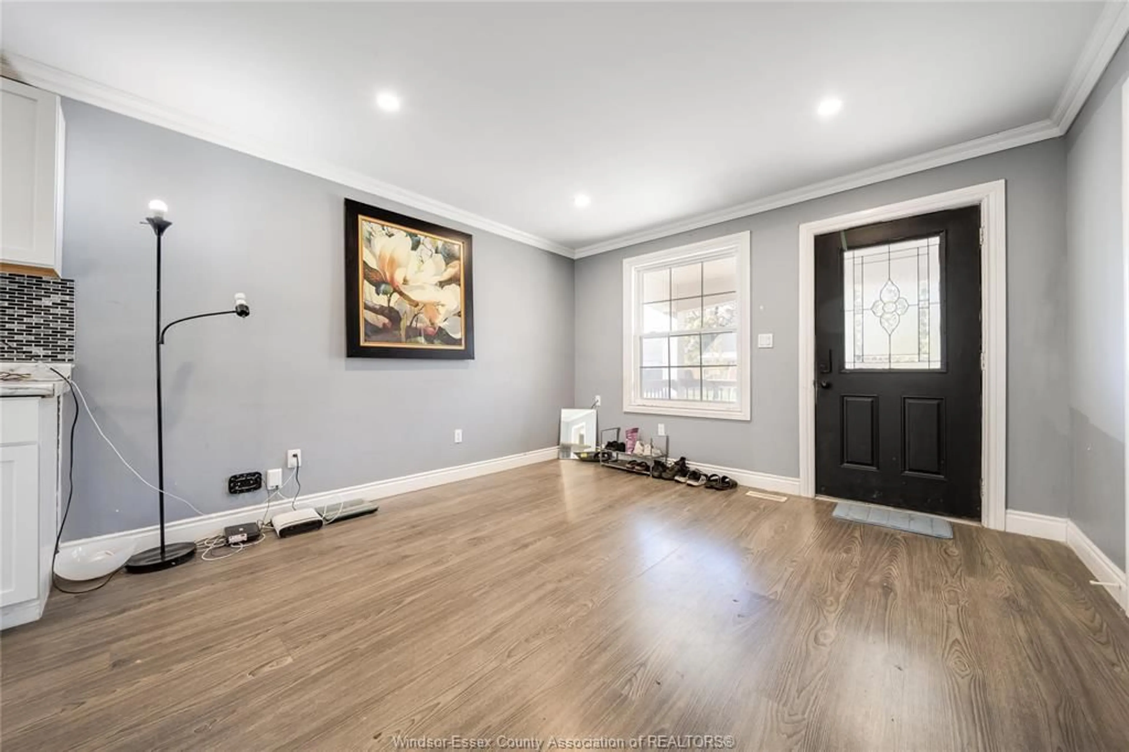 Indoor entryway for 2362 CADILLAC St, Windsor Ontario N8W 3Y4