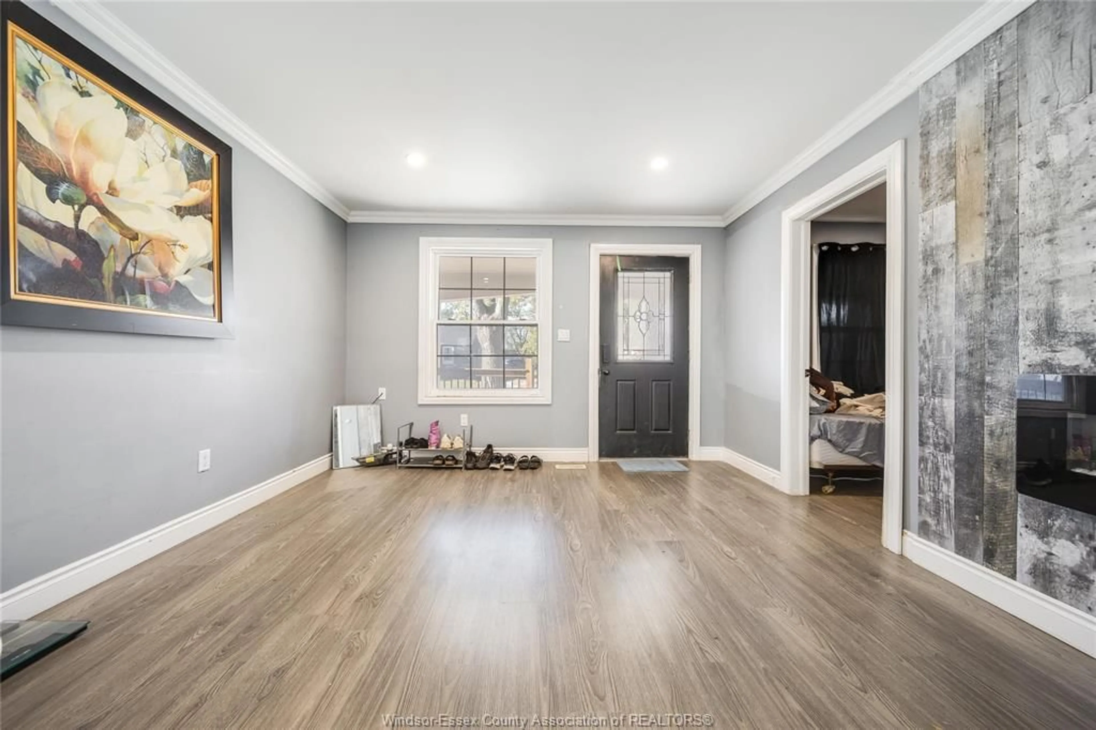 Indoor entryway for 2362 CADILLAC St, Windsor Ontario N8W 3Y4