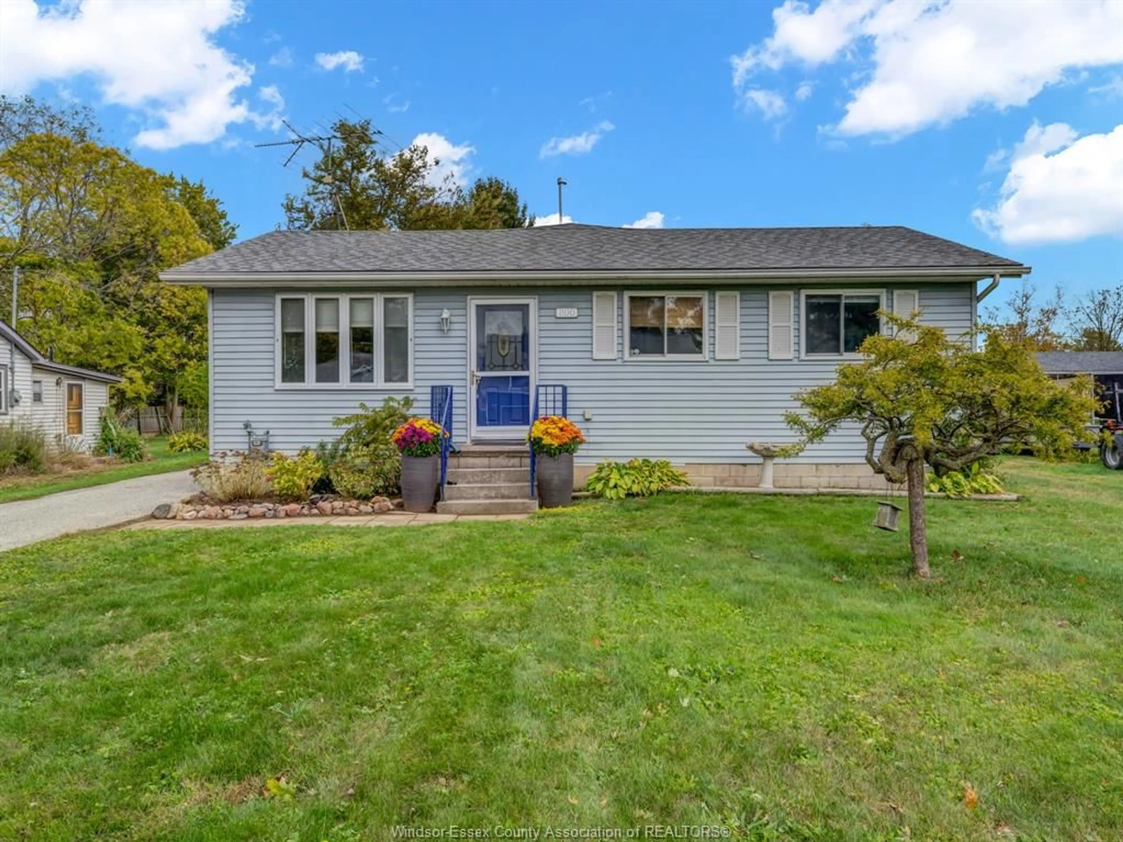 Home with vinyl exterior material, street for 200 FERRIS, Essex Ontario N0R 2G0