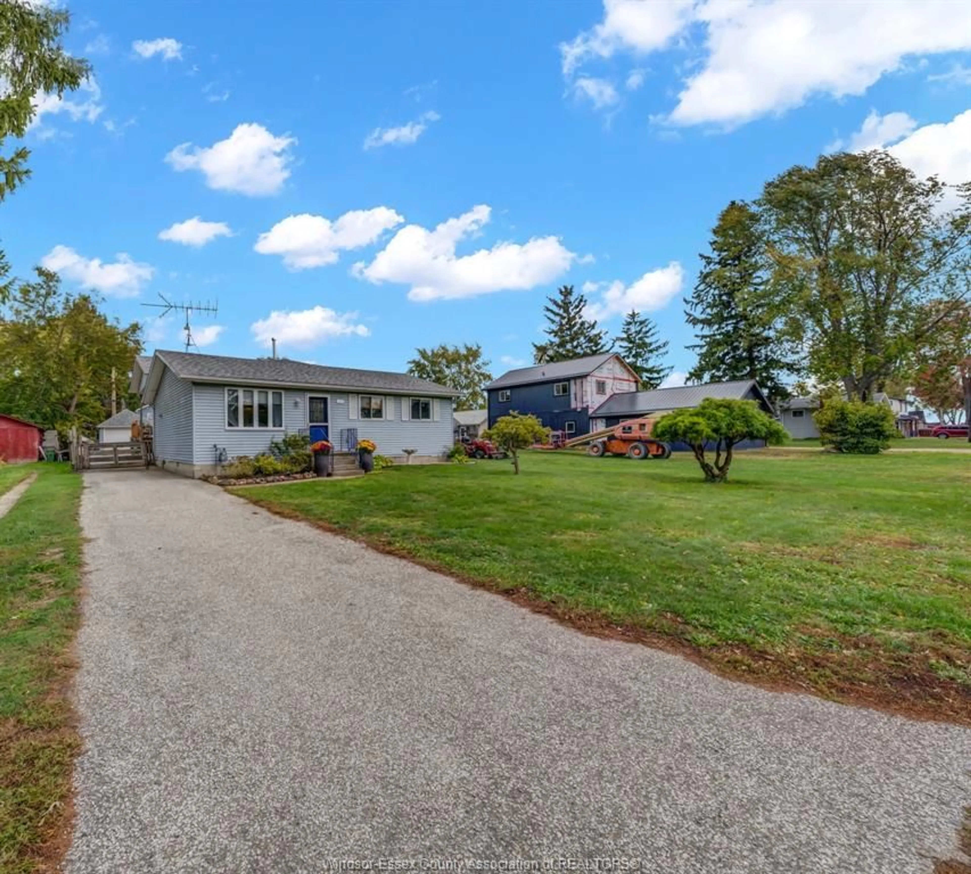 A pic from outside/outdoor area/front of a property/back of a property/a pic from drone, unknown for 200 FERRIS, Essex Ontario N0R 2G0