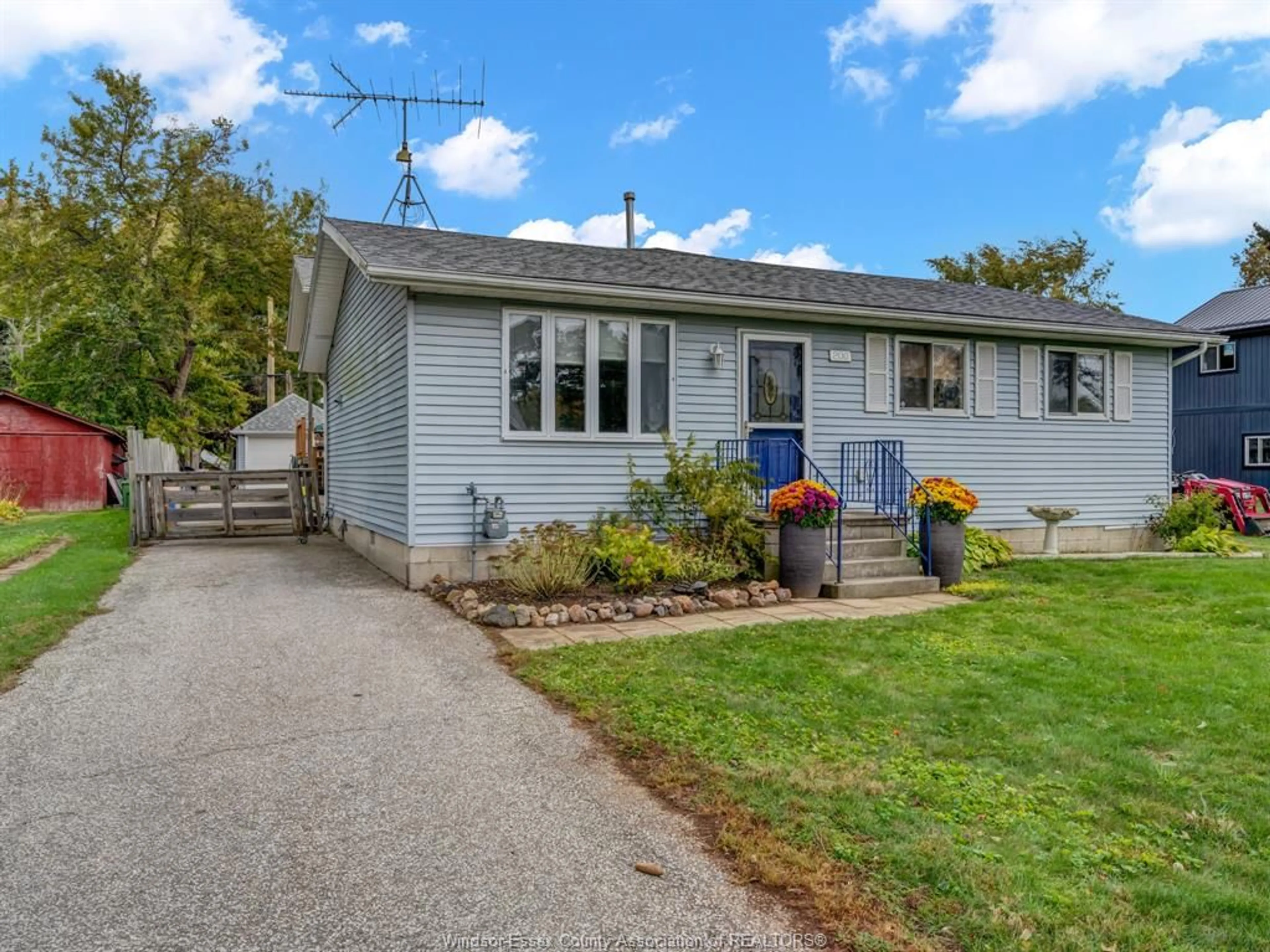 Home with vinyl exterior material, street for 200 FERRIS, Essex Ontario N0R 2G0