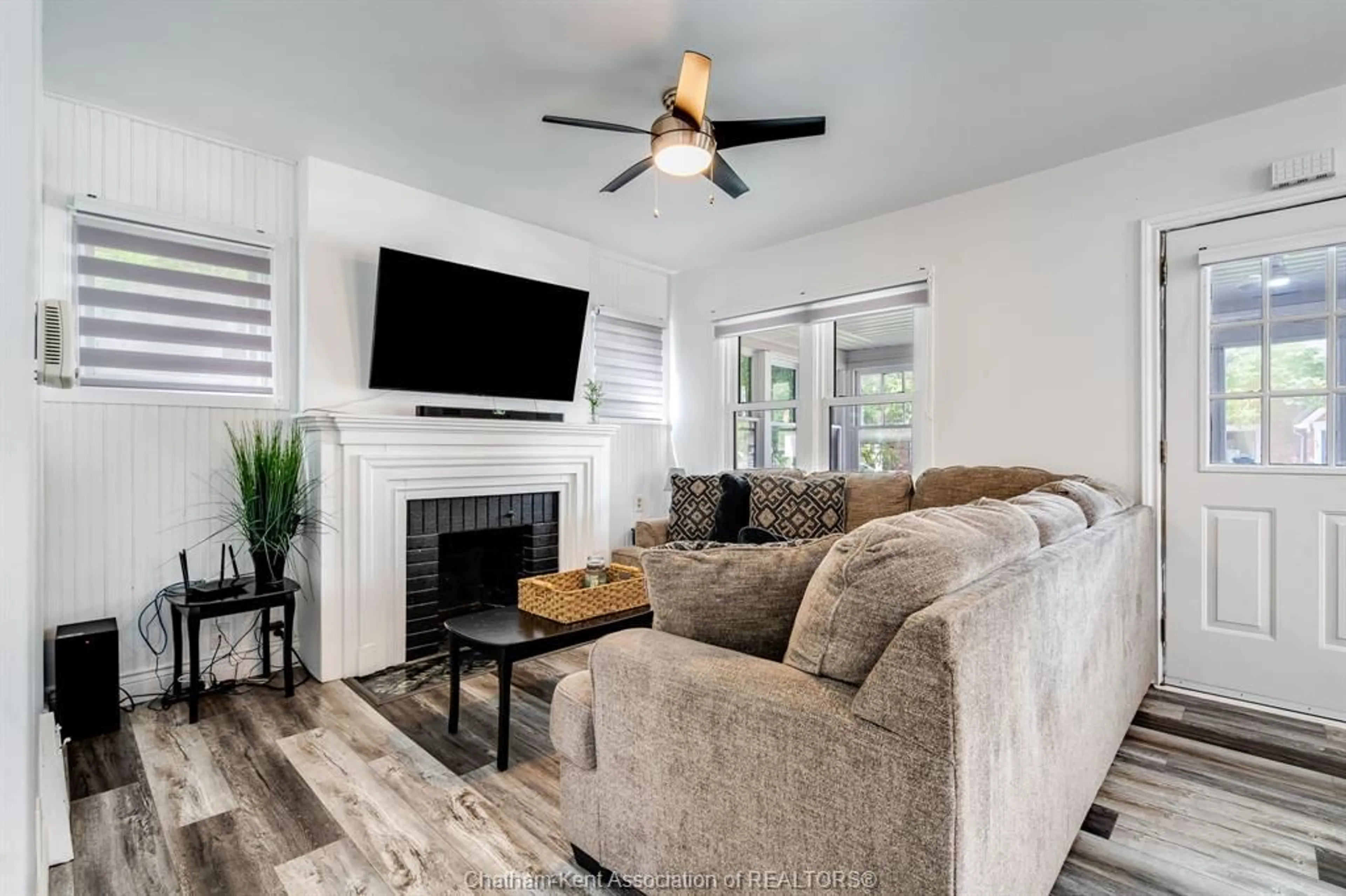 Living room with furniture, unknown for 74 Prince Arthur Ave, Chatham Ontario N7M 1X6