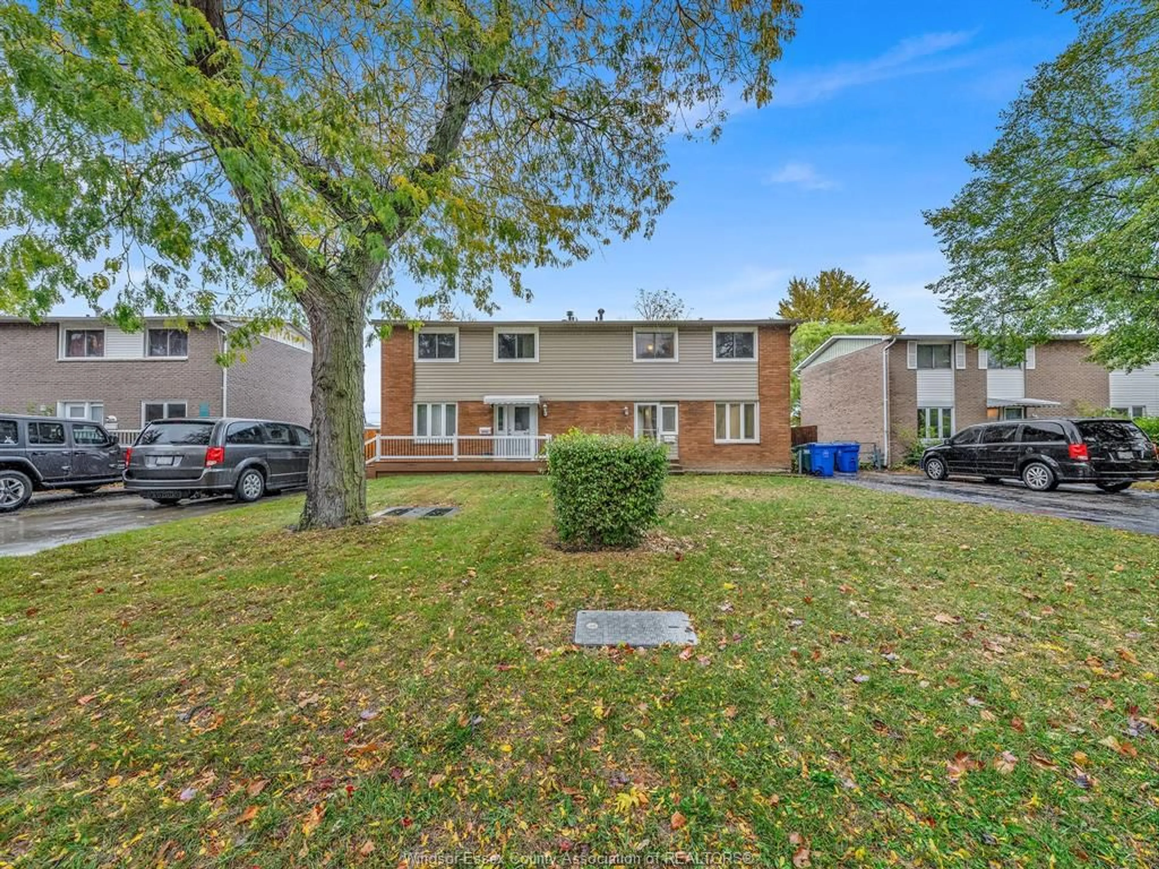 A pic from outside/outdoor area/front of a property/back of a property/a pic from drone, street for 10442 SHENANDOAH Cres, Windsor Ontario N8R 1B5
