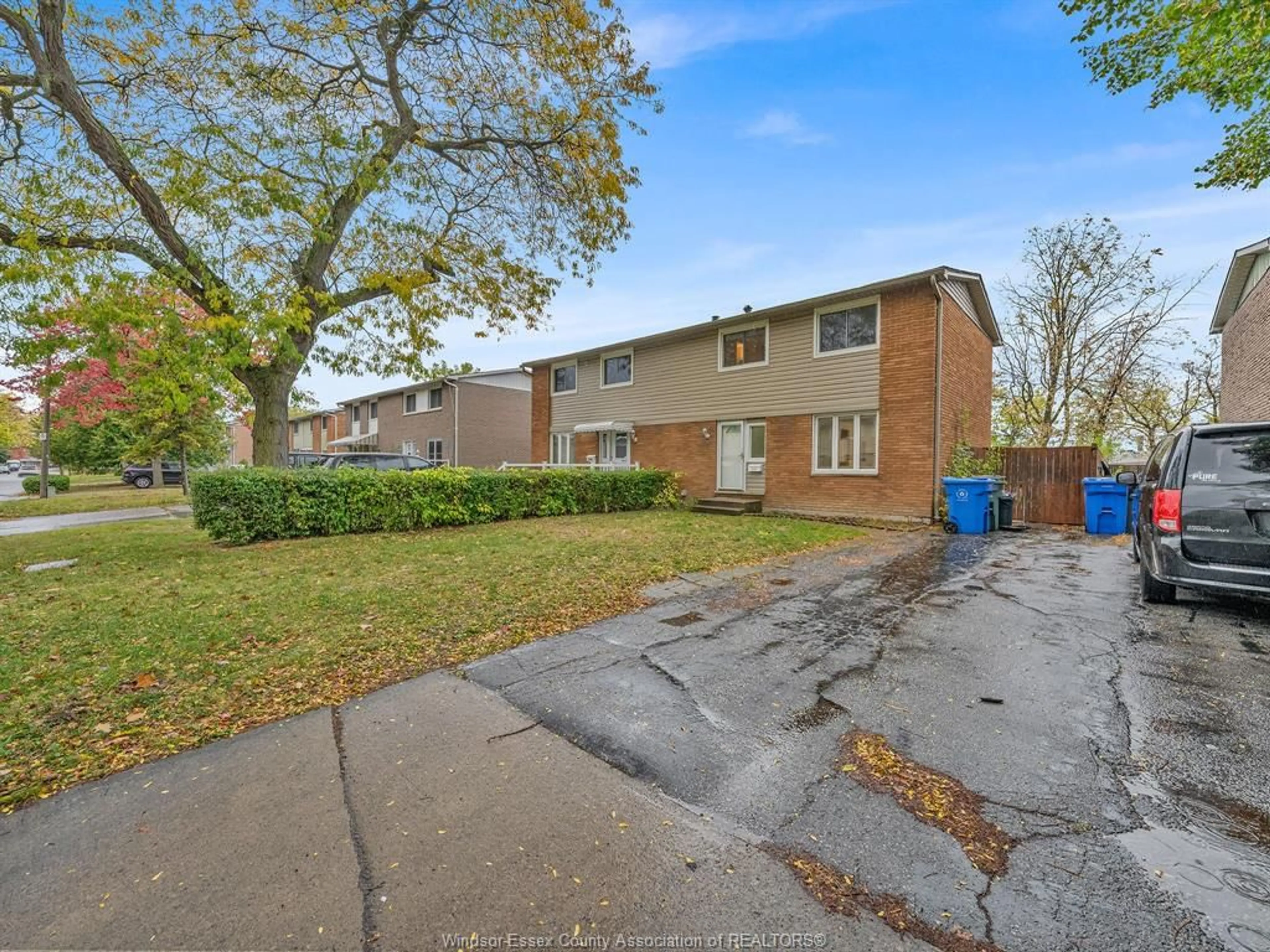A pic from outside/outdoor area/front of a property/back of a property/a pic from drone, street for 10442 SHENANDOAH Cres, Windsor Ontario N8R 1B5