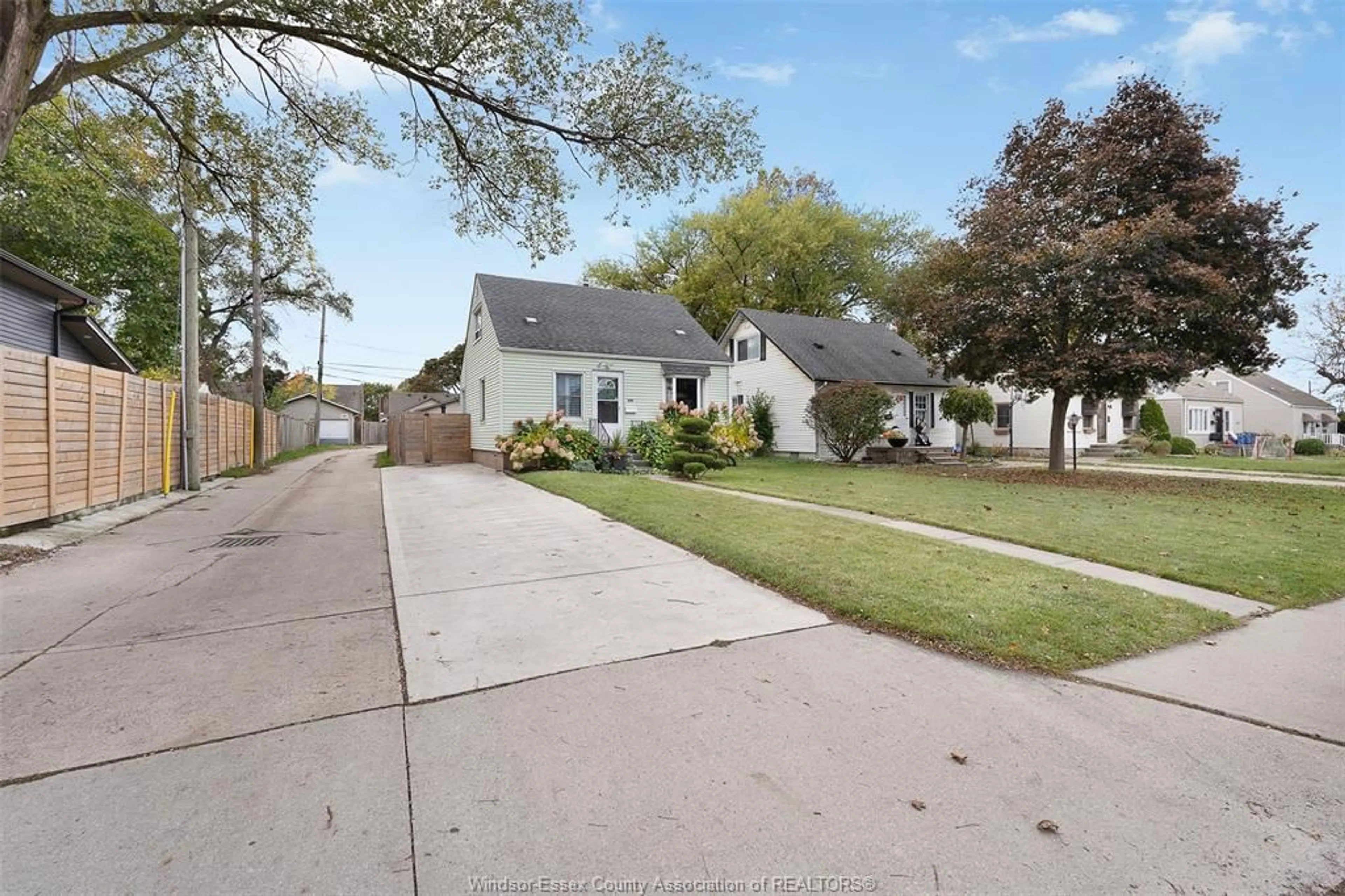 A pic from outside/outdoor area/front of a property/back of a property/a pic from drone, street for 1585 WINDSOR Ave, Windsor Ontario N8X 3M3