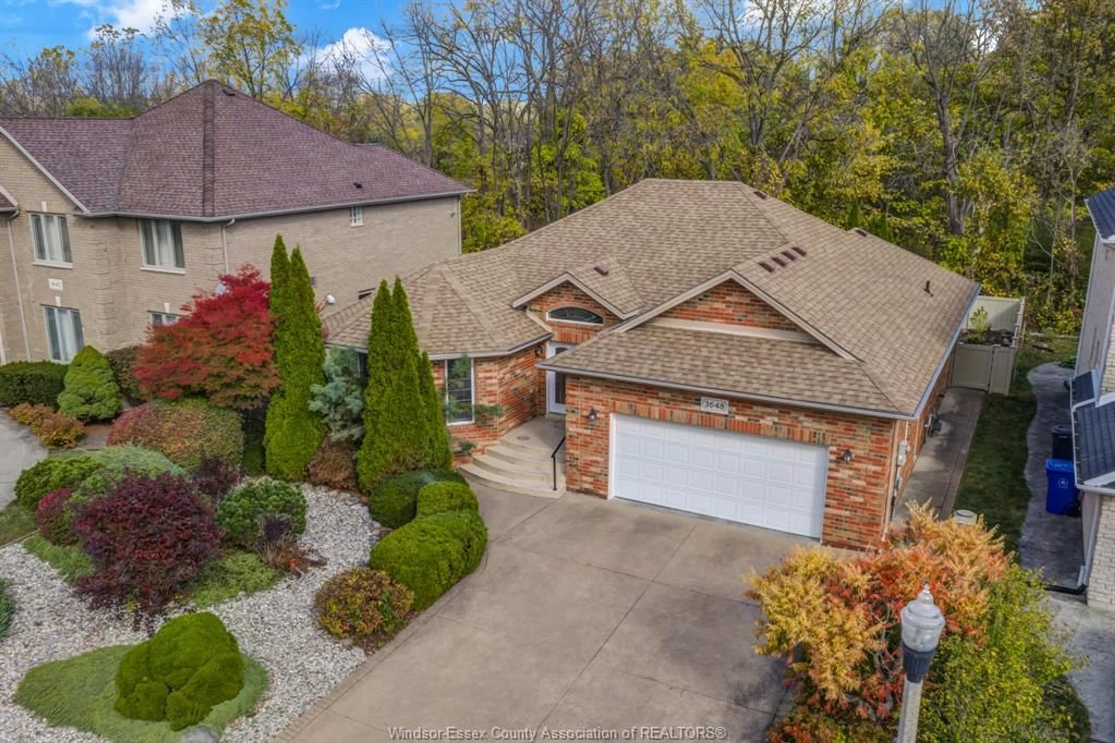 A pic from outside/outdoor area/front of a property/back of a property/a pic from drone, unknown for 3648 INGLEWOOD Street, Windsor Ontario N9E 4P3