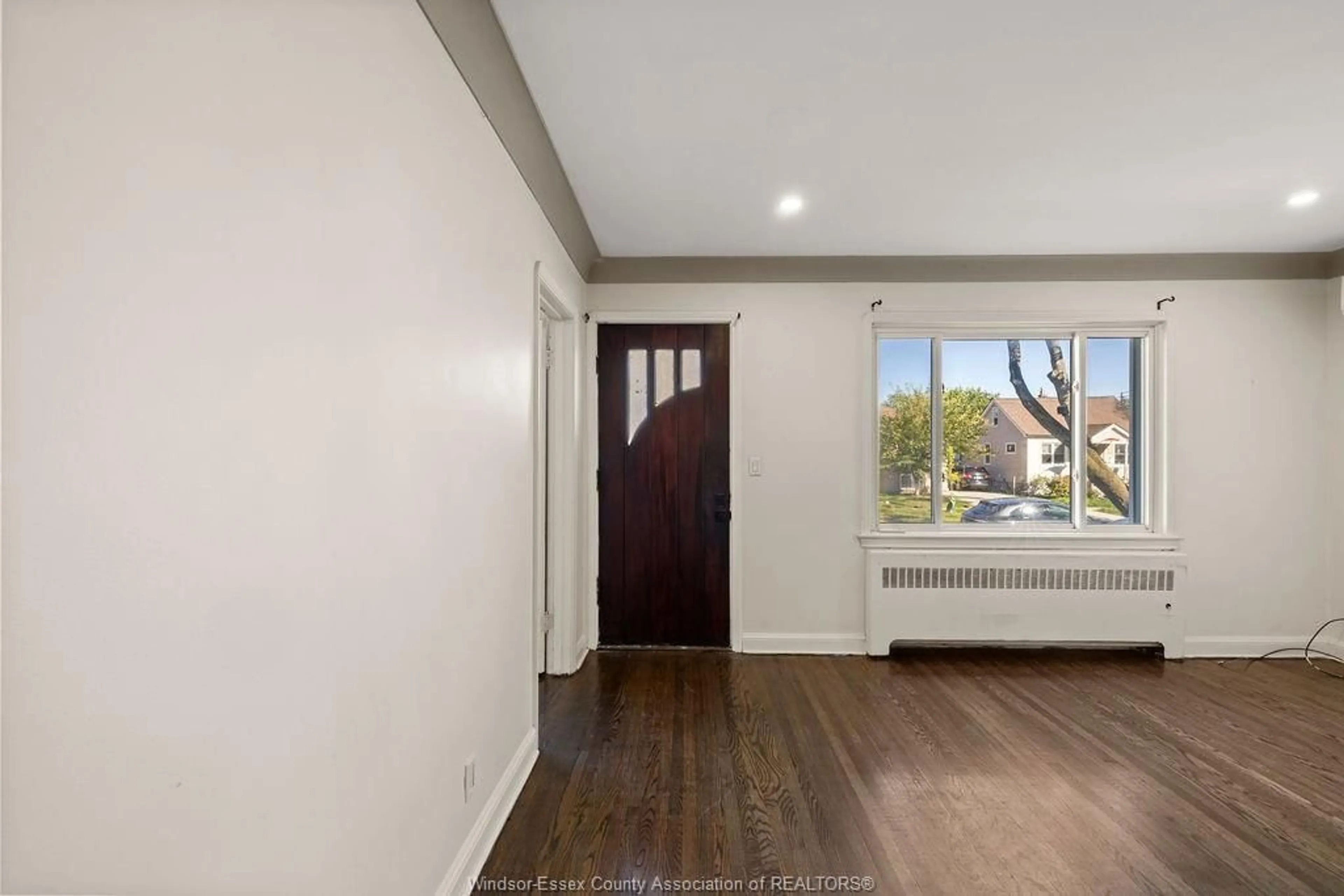 Indoor entryway for 1851 HICKORY, Windsor Ontario N8W 3X3