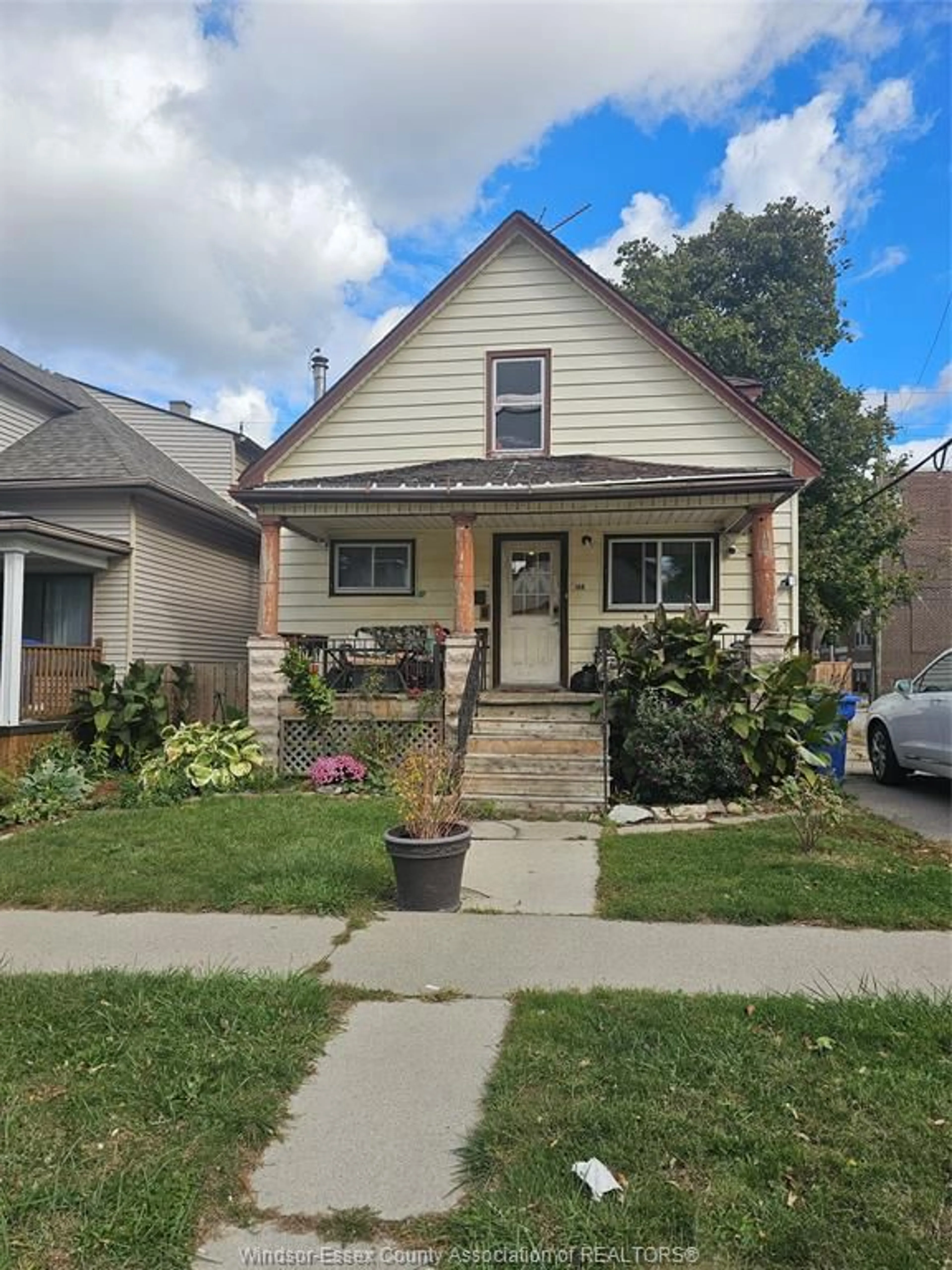 Home with vinyl exterior material, street for 564 MCKAY Ave, Windsor Ontario N9B 1Z8