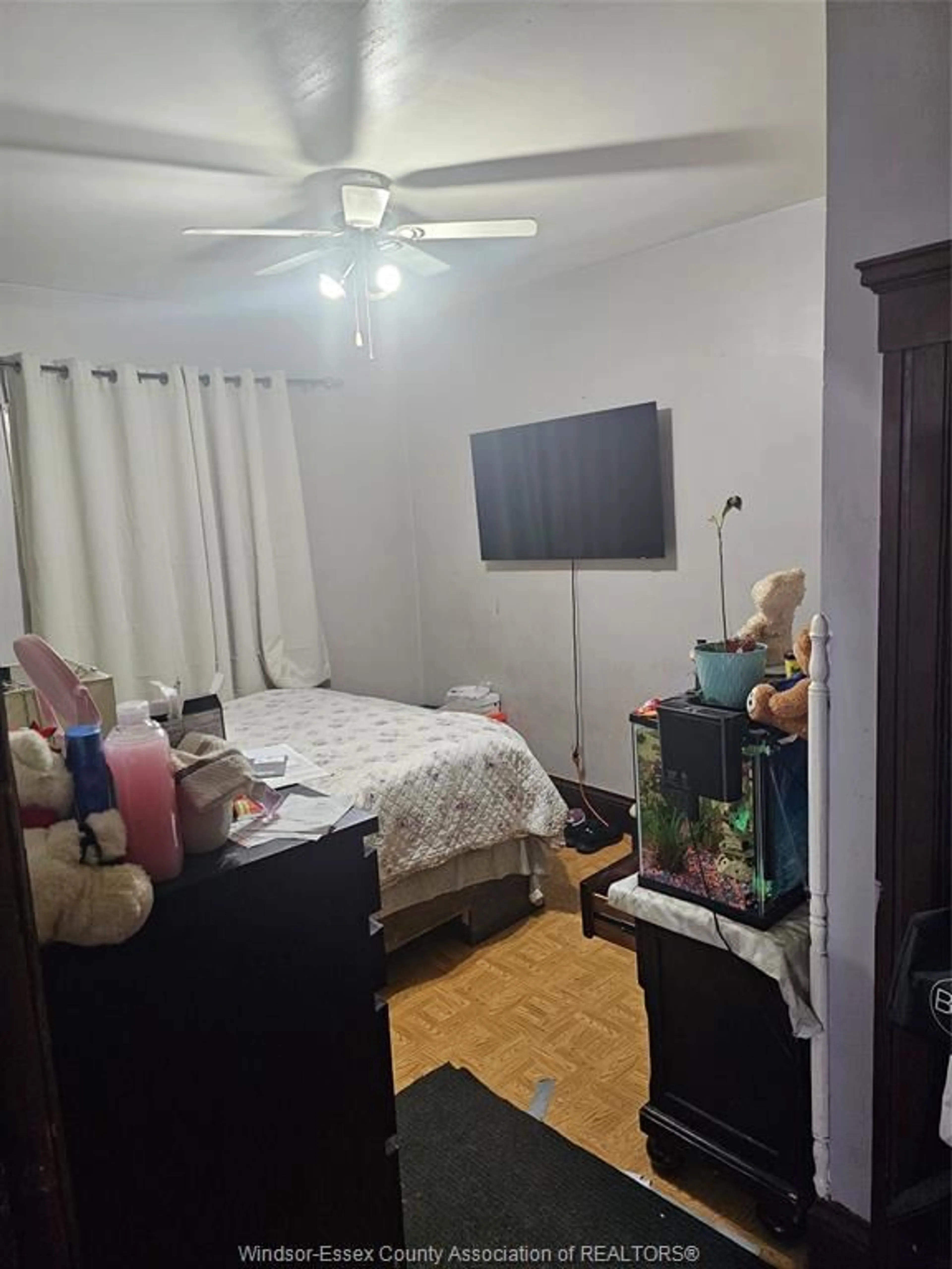 A pic of a room for 564 MCKAY Ave, Windsor Ontario N9B 1Z8