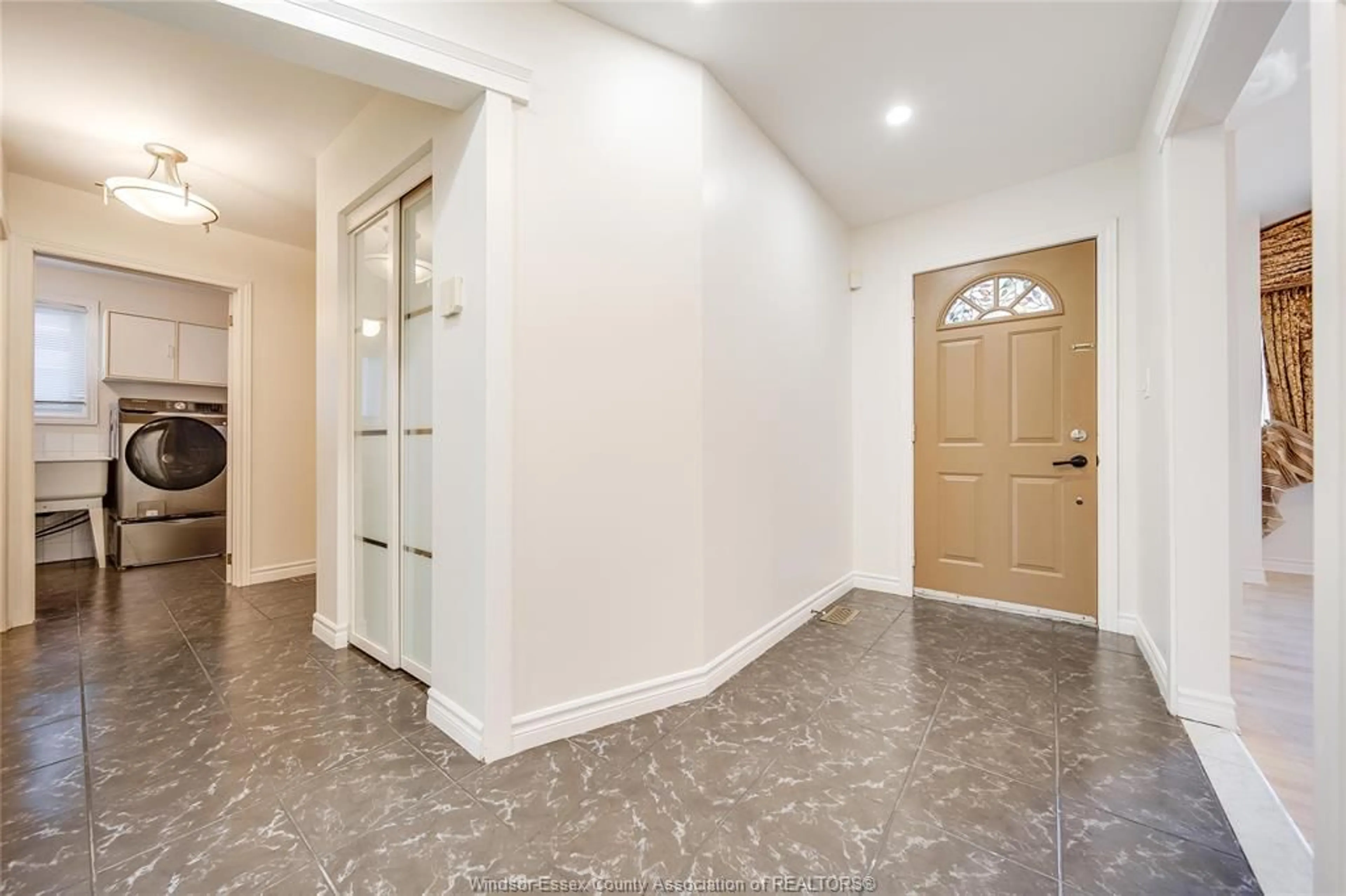 Indoor entryway for 2983 JENNIFER DR, Windsor Ontario N8W 5J2