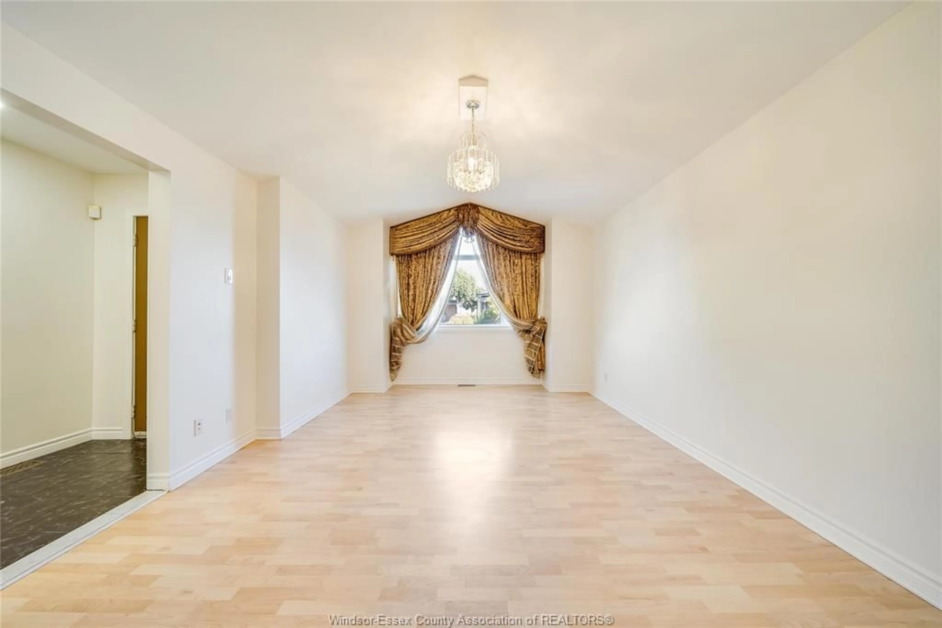 Indoor foyer for 2983 JENNIFER DR, Windsor Ontario N8W 5J2