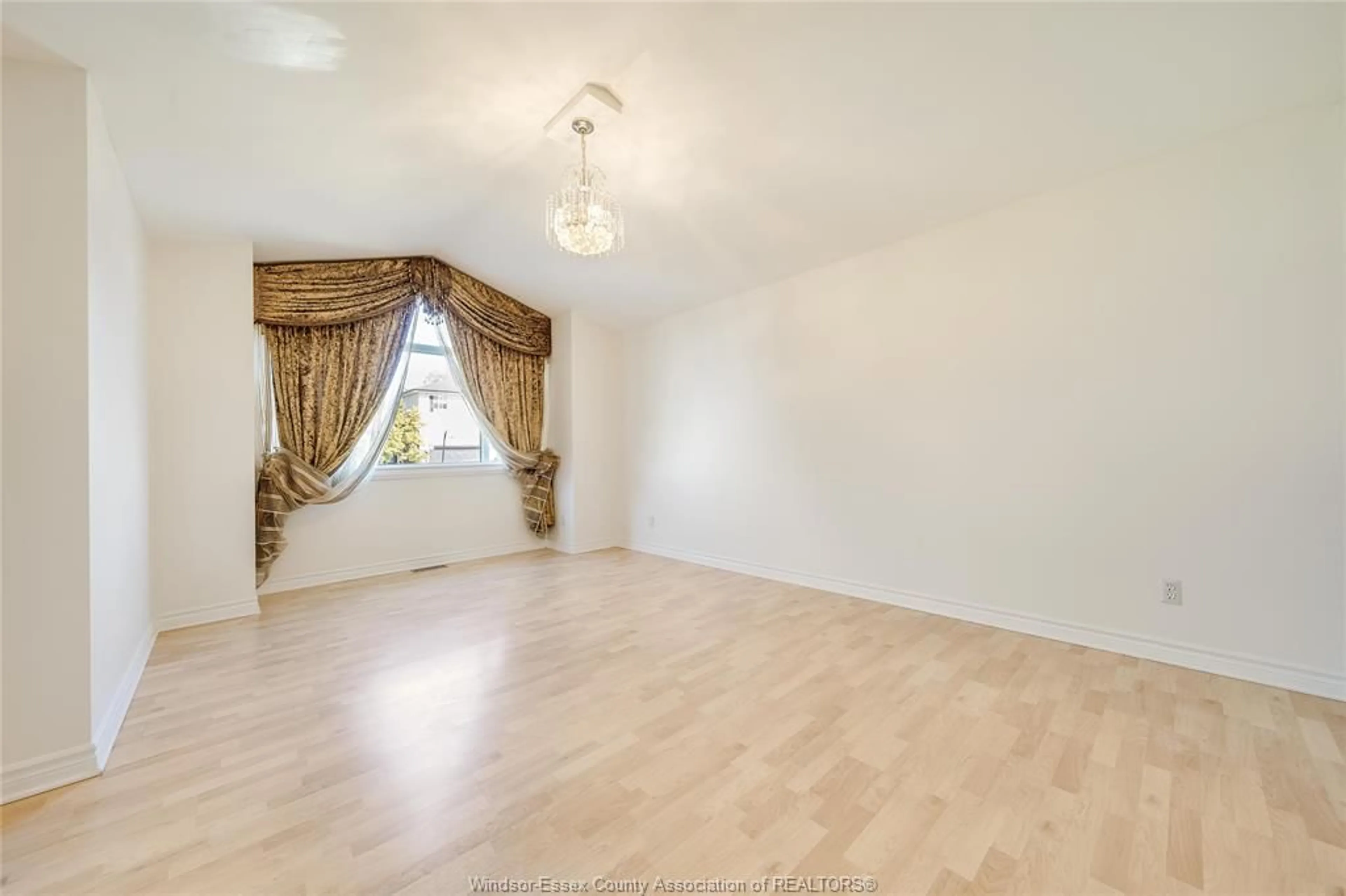 A pic of a room for 2983 JENNIFER DR, Windsor Ontario N8W 5J2