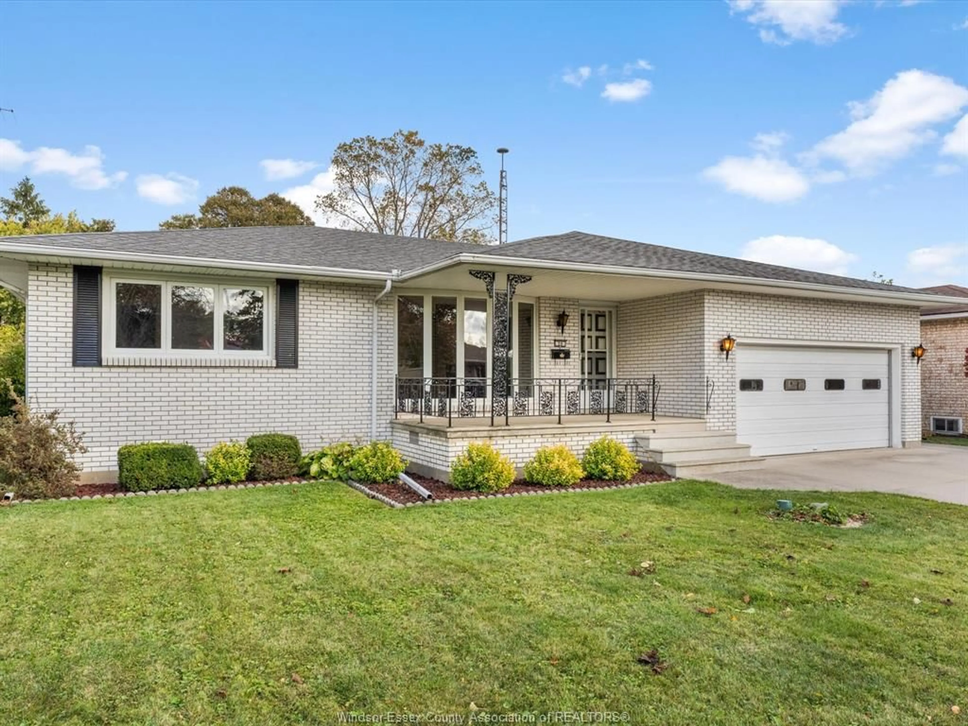Home with vinyl exterior material, street for 20 BENNIE Ave, Leamington Ontario N8H 4L5