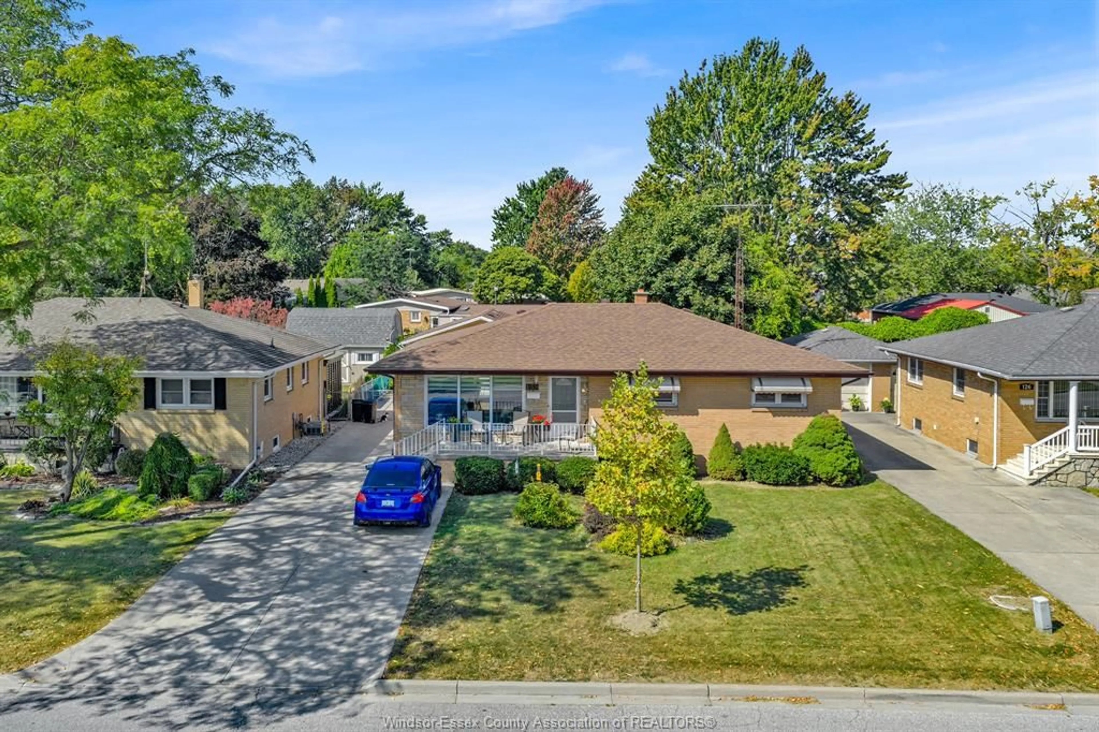 A pic from outside/outdoor area/front of a property/back of a property/a pic from drone, street for 132 VICTORIA, Amherstburg Ontario N9V 2K3