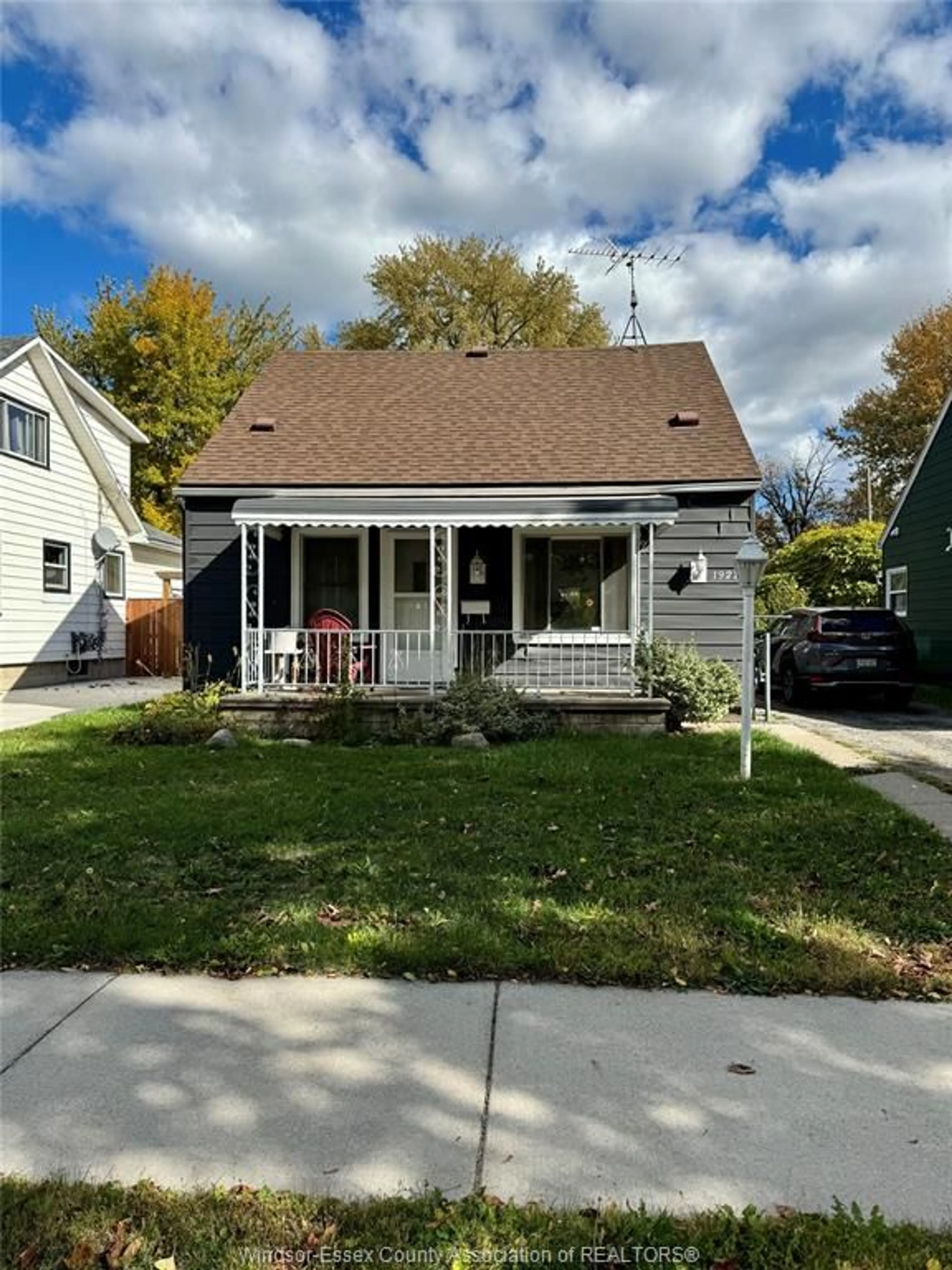 Home with vinyl exterior material, street for 1922 AUBIN, Windsor Ontario N8W 4L3