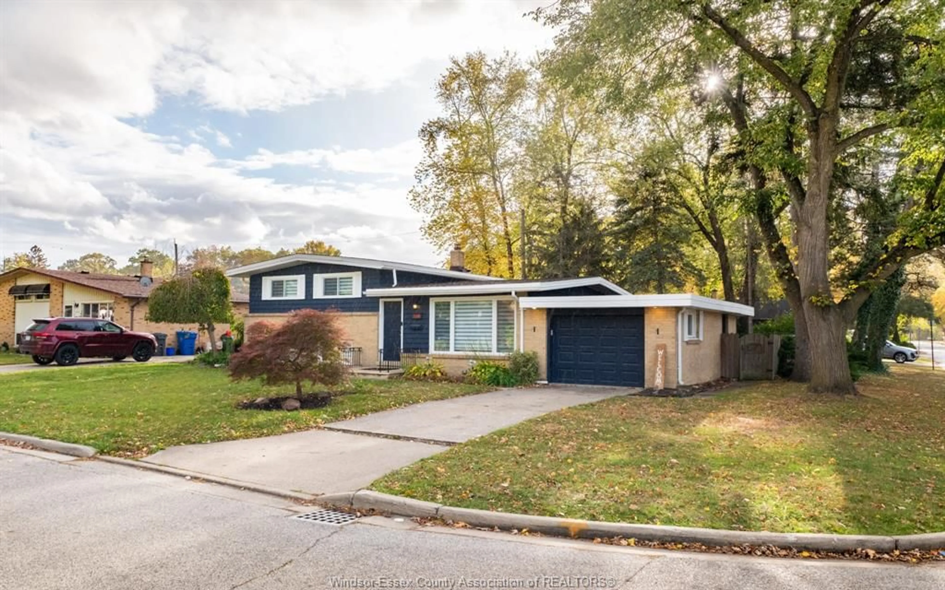 Home with vinyl exterior material, street for 3401 CHARLEVOIX Ave, Windsor Ontario N9E 3B2