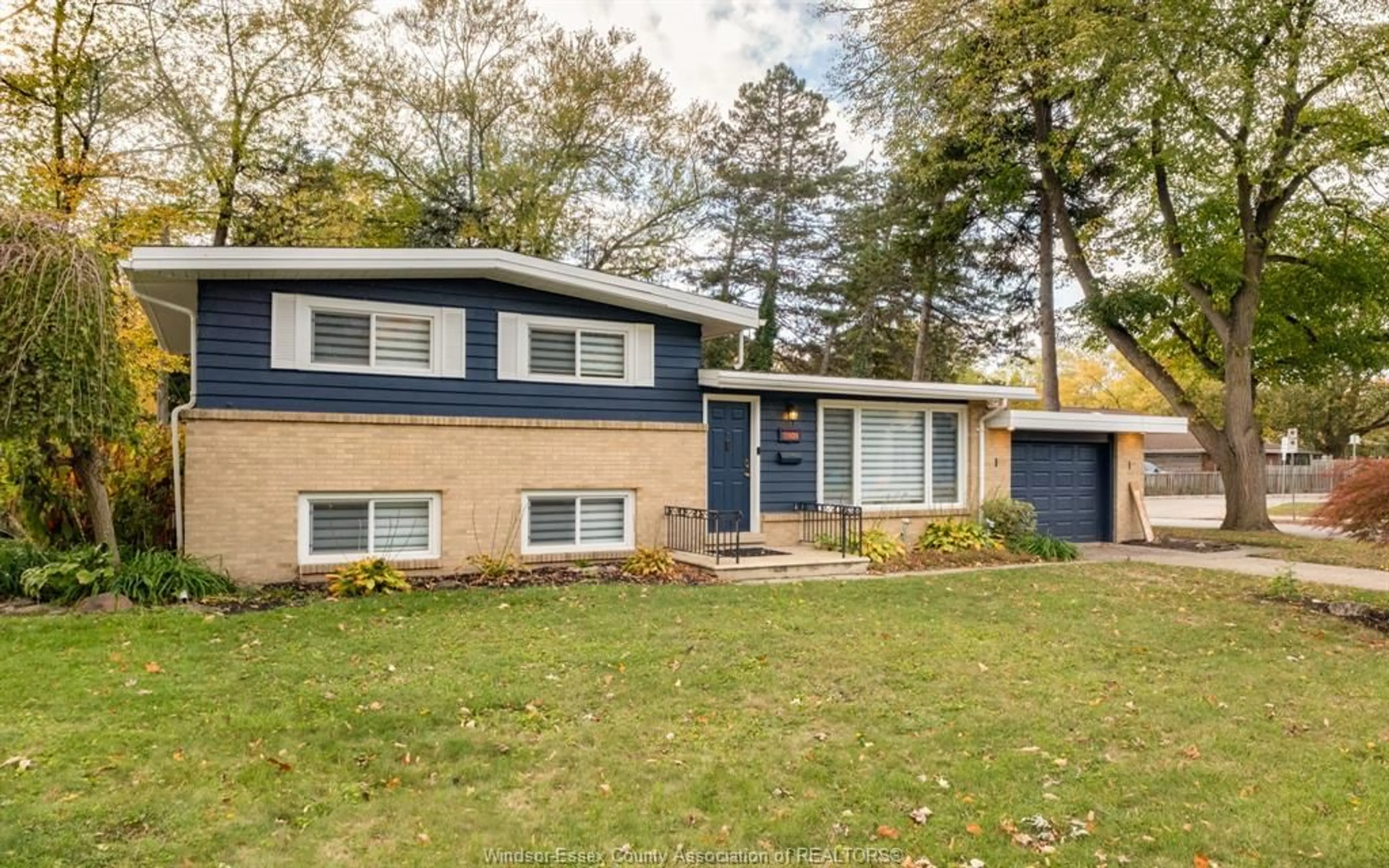 Home with vinyl exterior material, street for 3401 CHARLEVOIX Ave, Windsor Ontario N9E 3B2