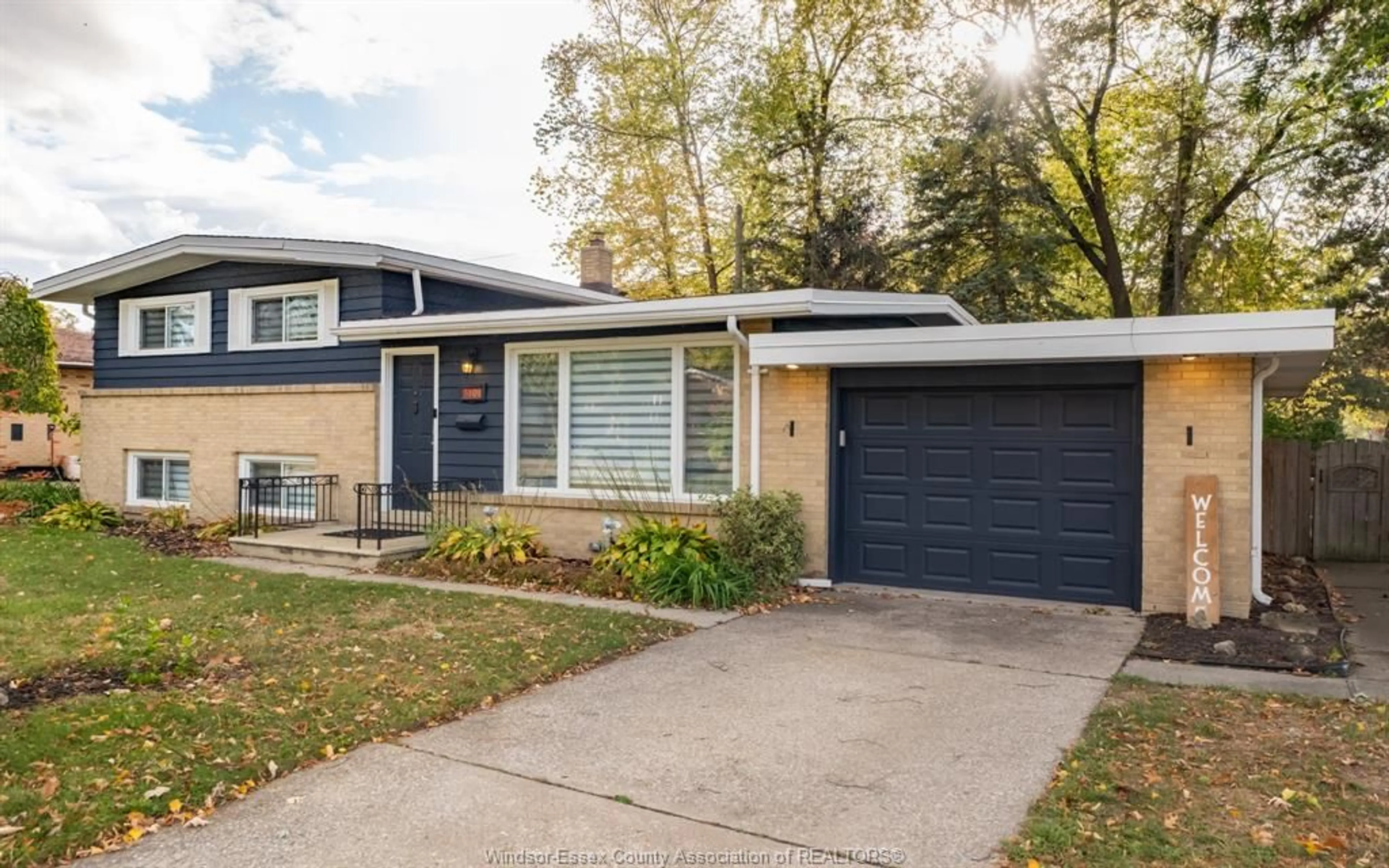 Home with vinyl exterior material, street for 3401 CHARLEVOIX Ave, Windsor Ontario N9E 3B2