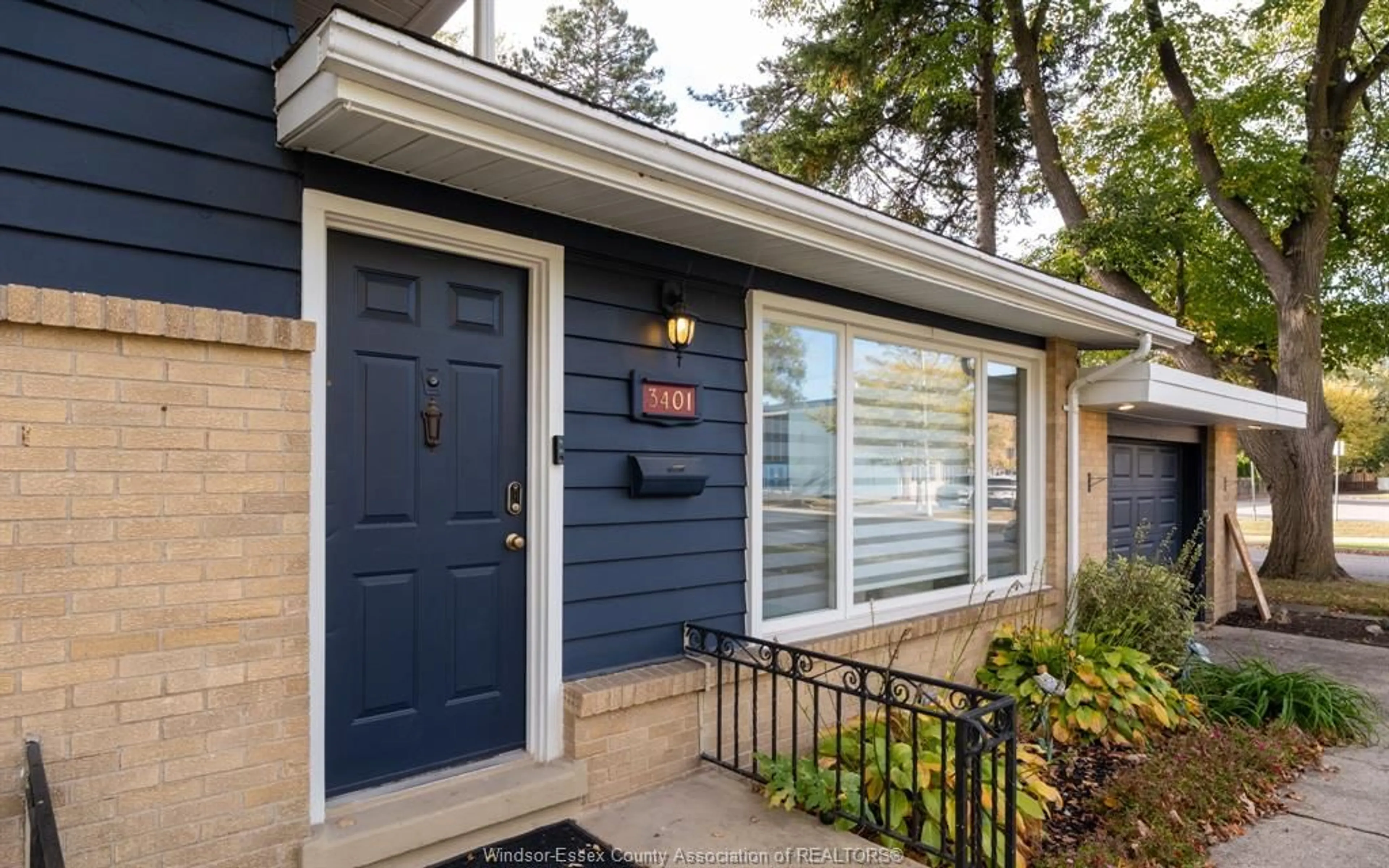 Home with vinyl exterior material, street for 3401 CHARLEVOIX Ave, Windsor Ontario N9E 3B2