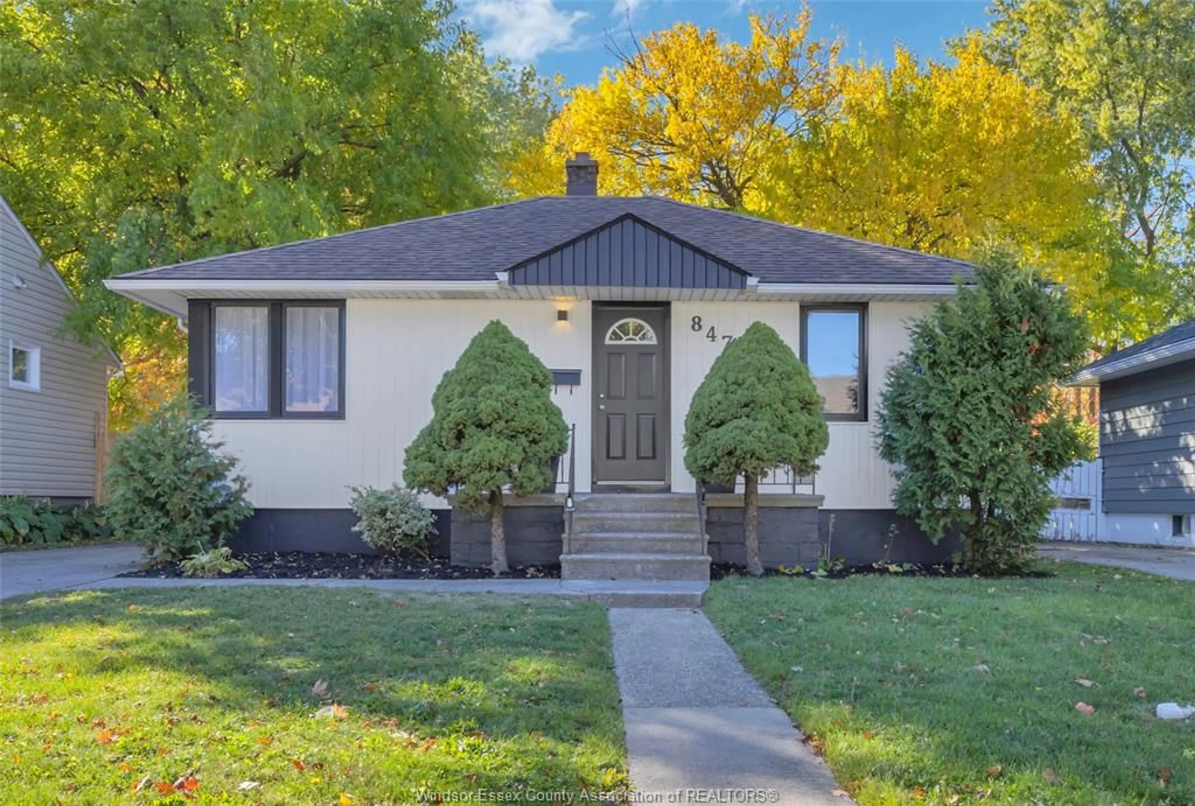 Home with vinyl exterior material, street for 847 FRANCOIS Crt, Windsor Ontario N8Y 3W5