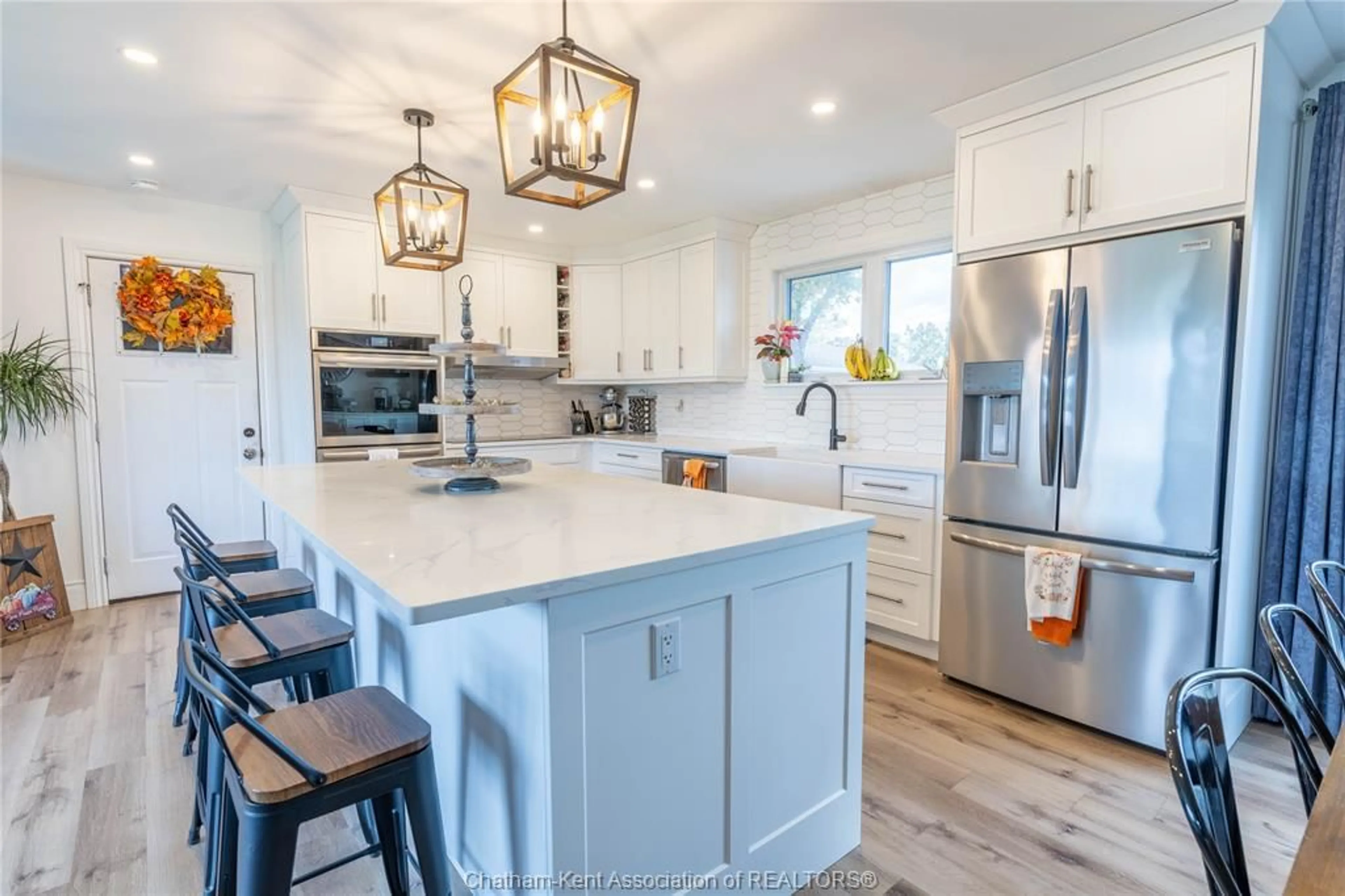 Open concept kitchen, unknown for 809 77 Hwy, Leamington Ontario N8H 3V8